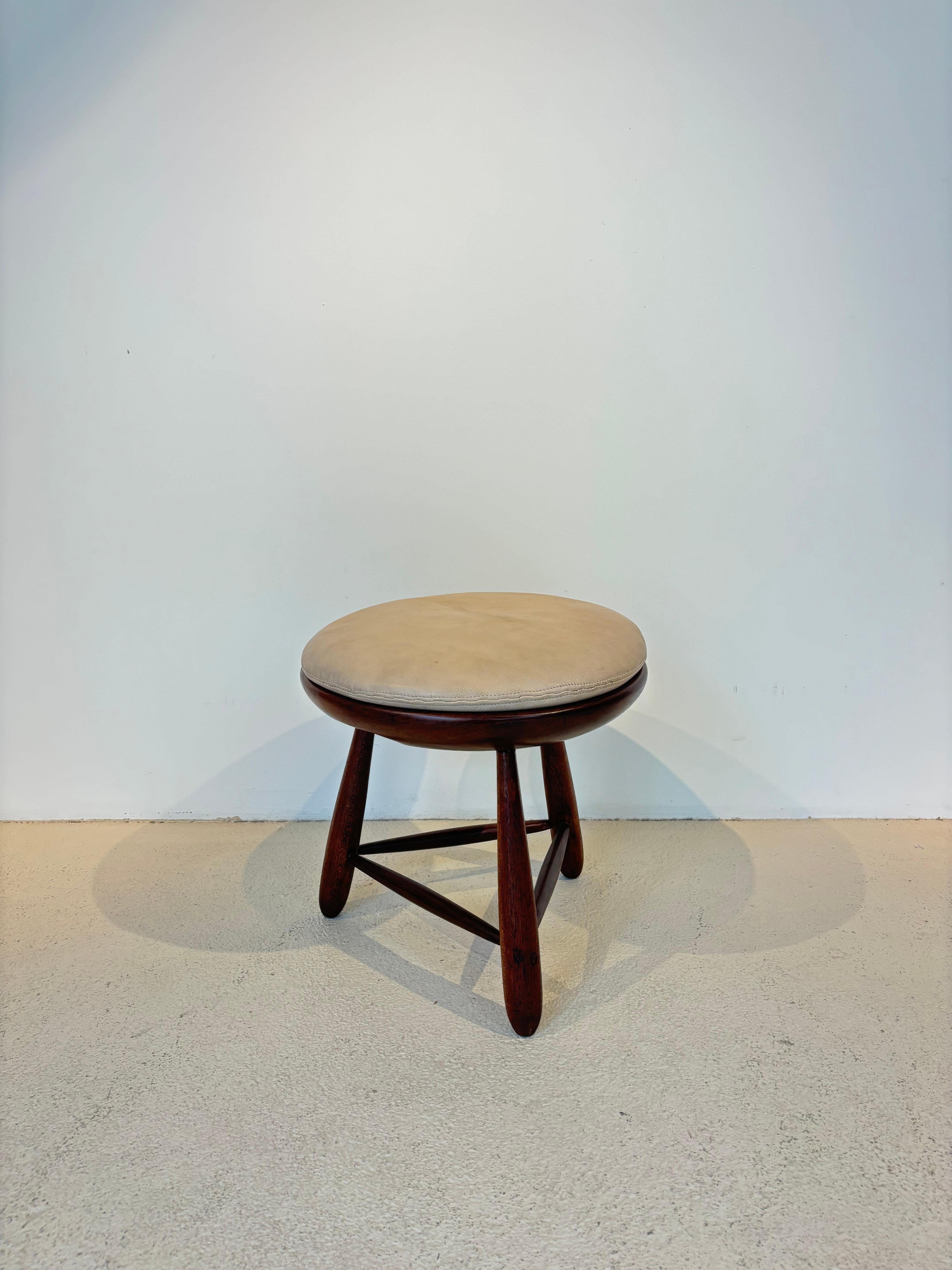 Brésilien Tabouret mocho primitif de Sergio Rodrigues en vente
