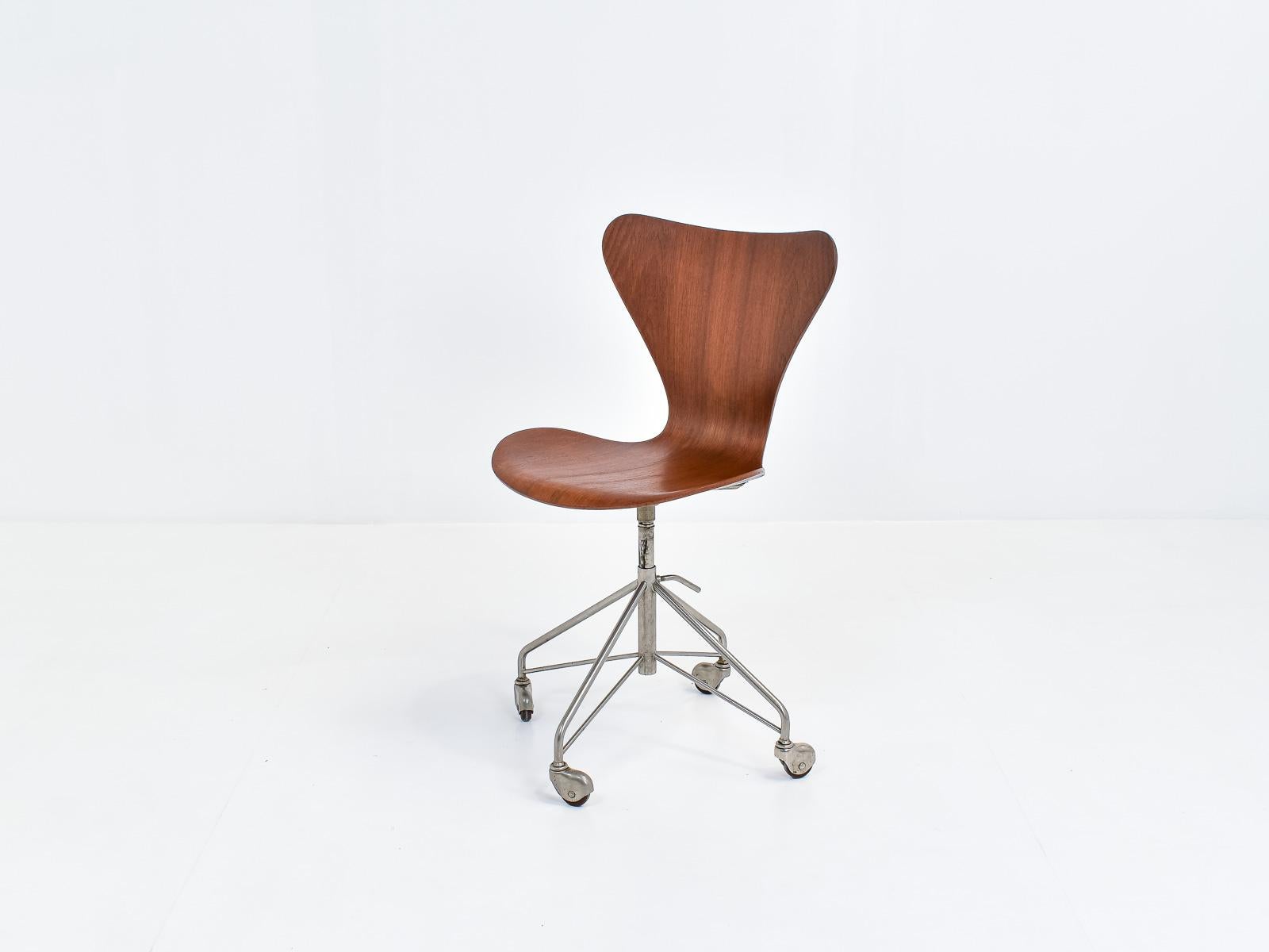 Danish Early Model 3117 Office Swivel Chair by Arne Jacobsen for Fritz Hansen