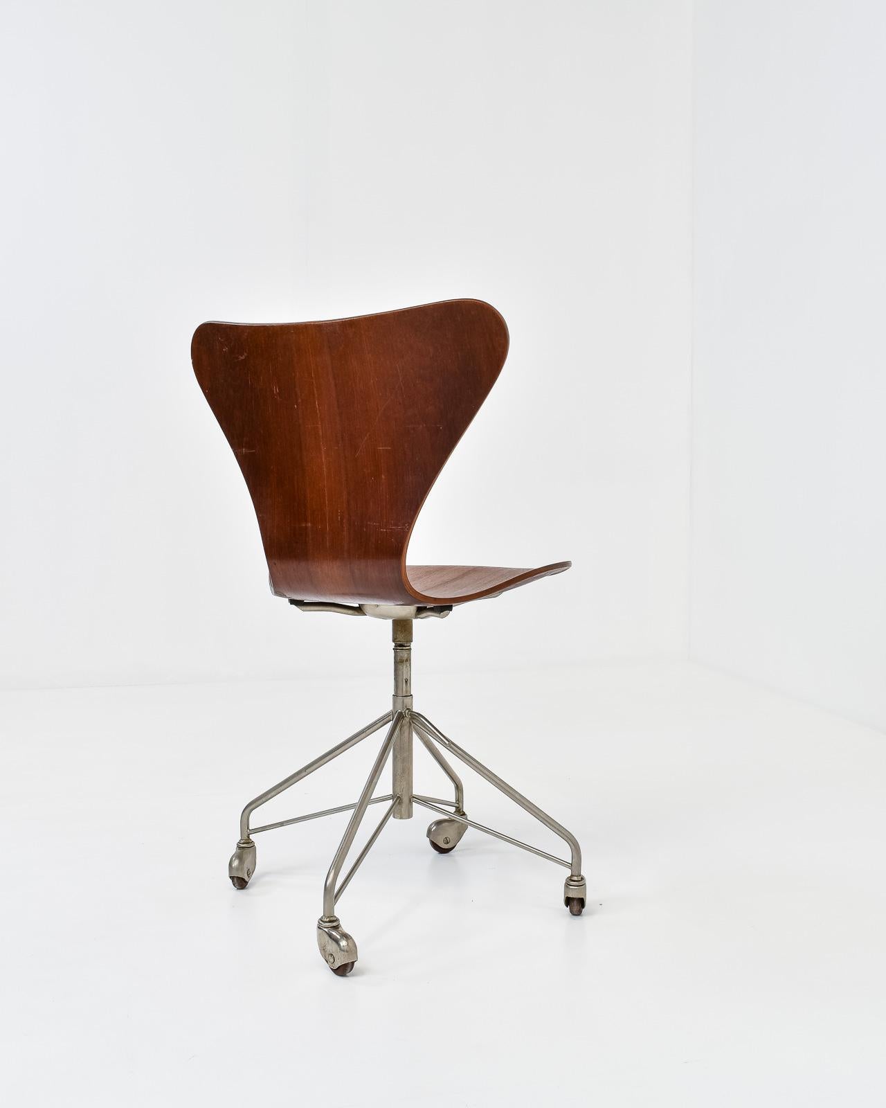 Early Model 3117 Office Swivel Chair by Arne Jacobsen for Fritz Hansen In Good Condition In Aartselaar, BE