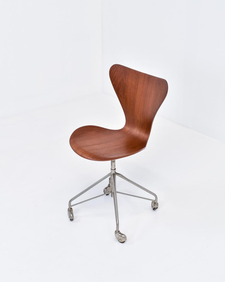 Chrome Early Model 3117 Office Swivel Chair by Arne Jacobsen for Fritz Hansen  For Sale