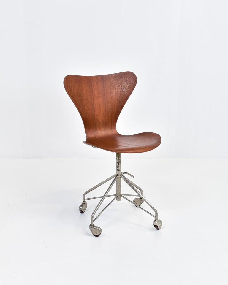 Early Model 3117 Office Swivel Chair by Arne Jacobsen for Fritz Hansen  For Sale 1