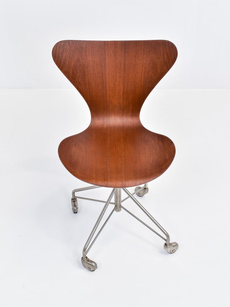 Early Model 3117 Office Swivel Chair by Arne Jacobsen for Fritz Hansen  For Sale 3