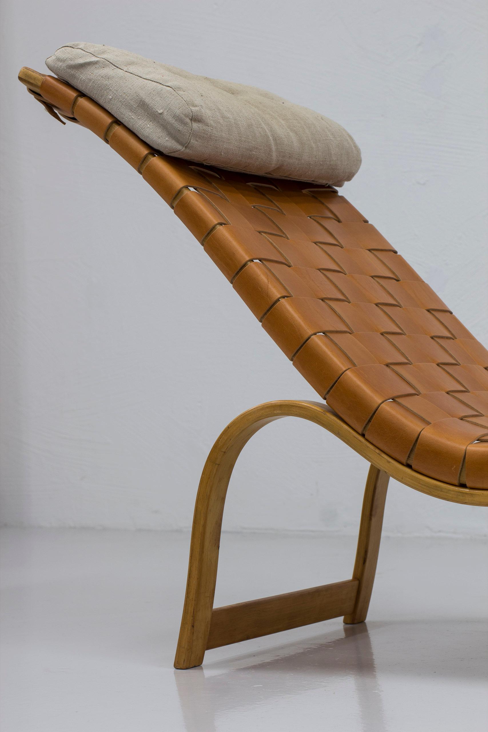 Early model 36 chaise longue by Bruno Mathsson, Leather and beech, 1940s For Sale 5