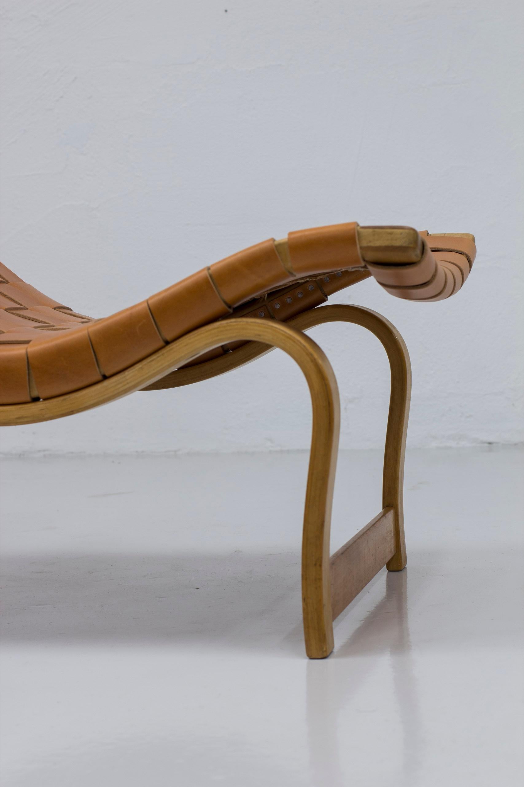 Early model 36 chaise longue by Bruno Mathsson, Leather and beech, 1940s For Sale 6