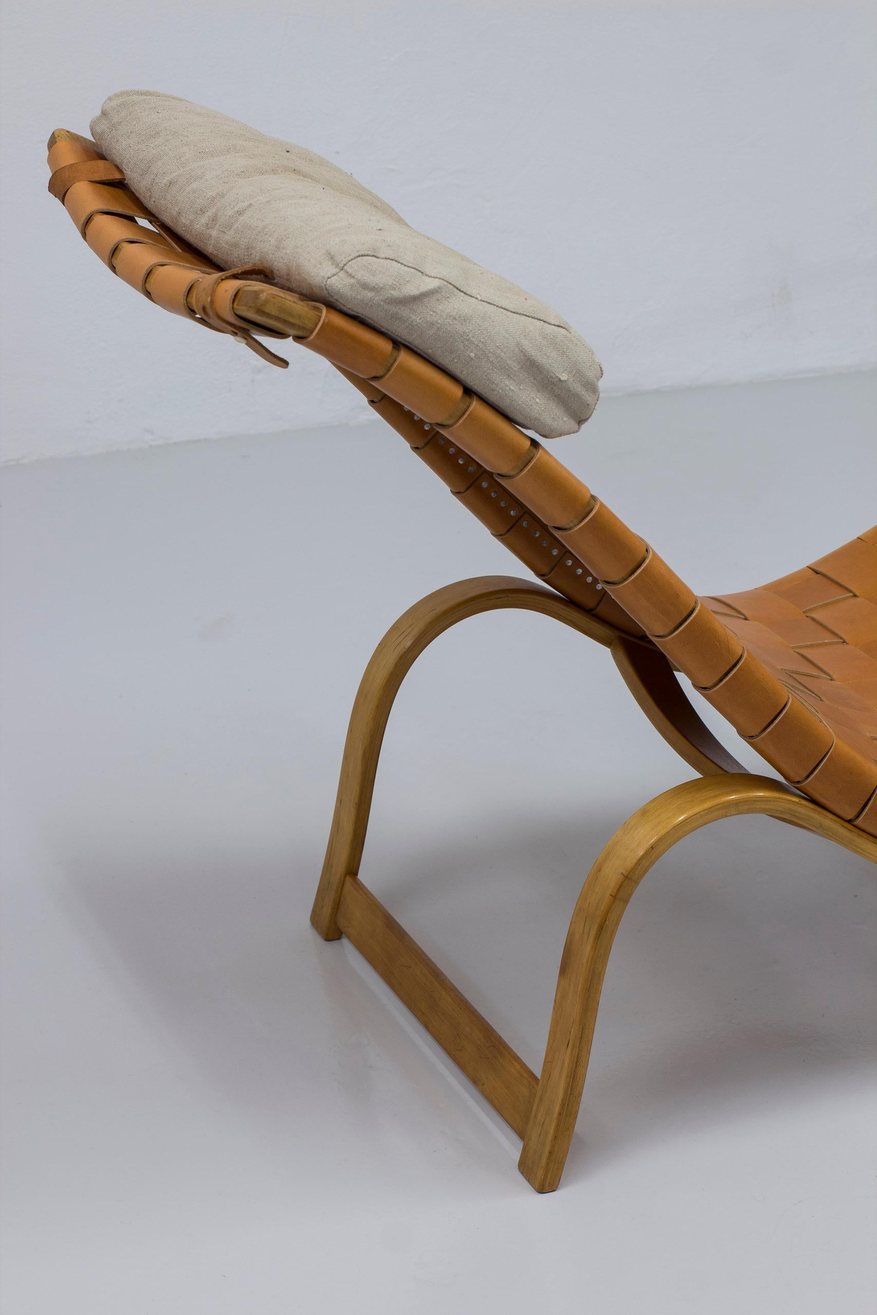 Early model 36 chaise longue by Bruno Mathsson, Leather and beech, 1940s For Sale 7