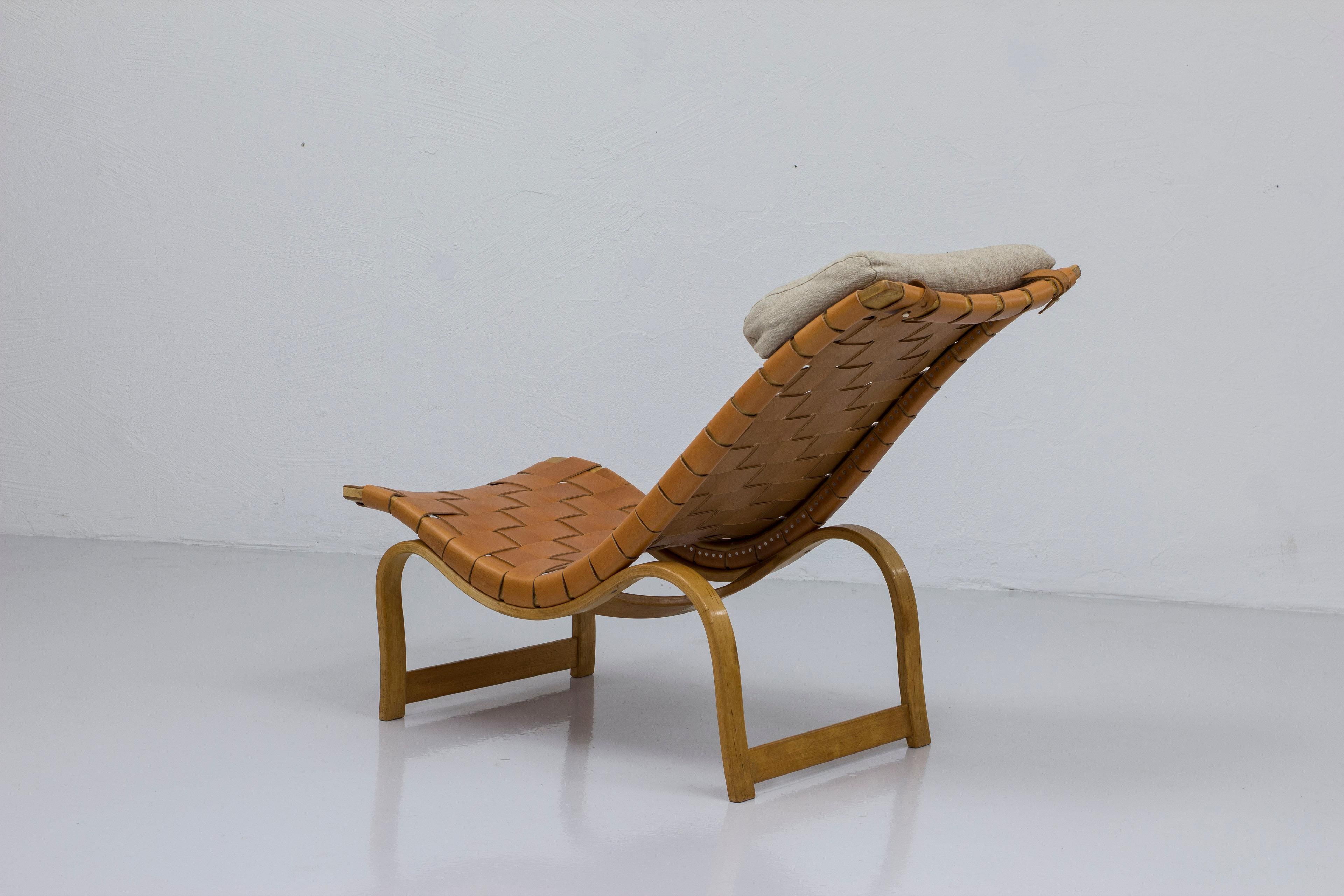 Early model 36 chaise longue by Bruno Mathsson, Leather and beech, 1940s For Sale 8