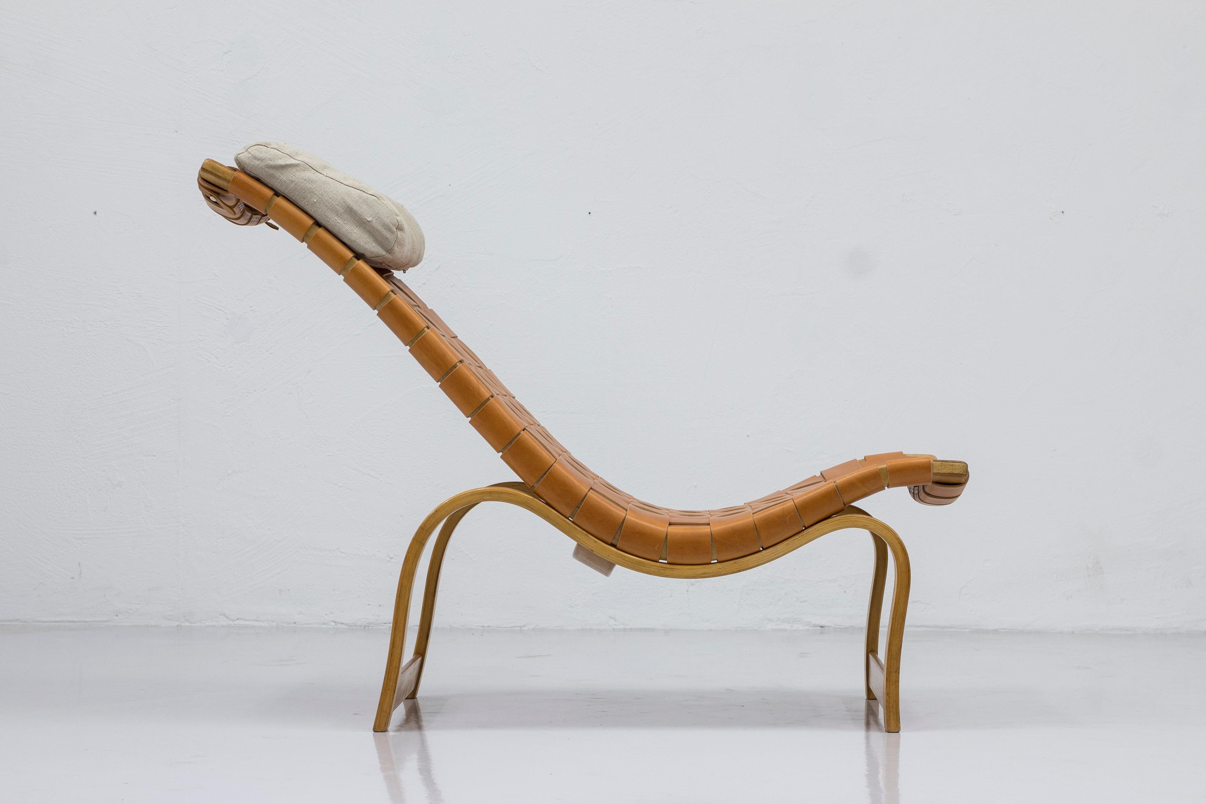 Scandinavian Modern Early model 36 chaise longue by Bruno Mathsson, Leather and beech, 1940s For Sale