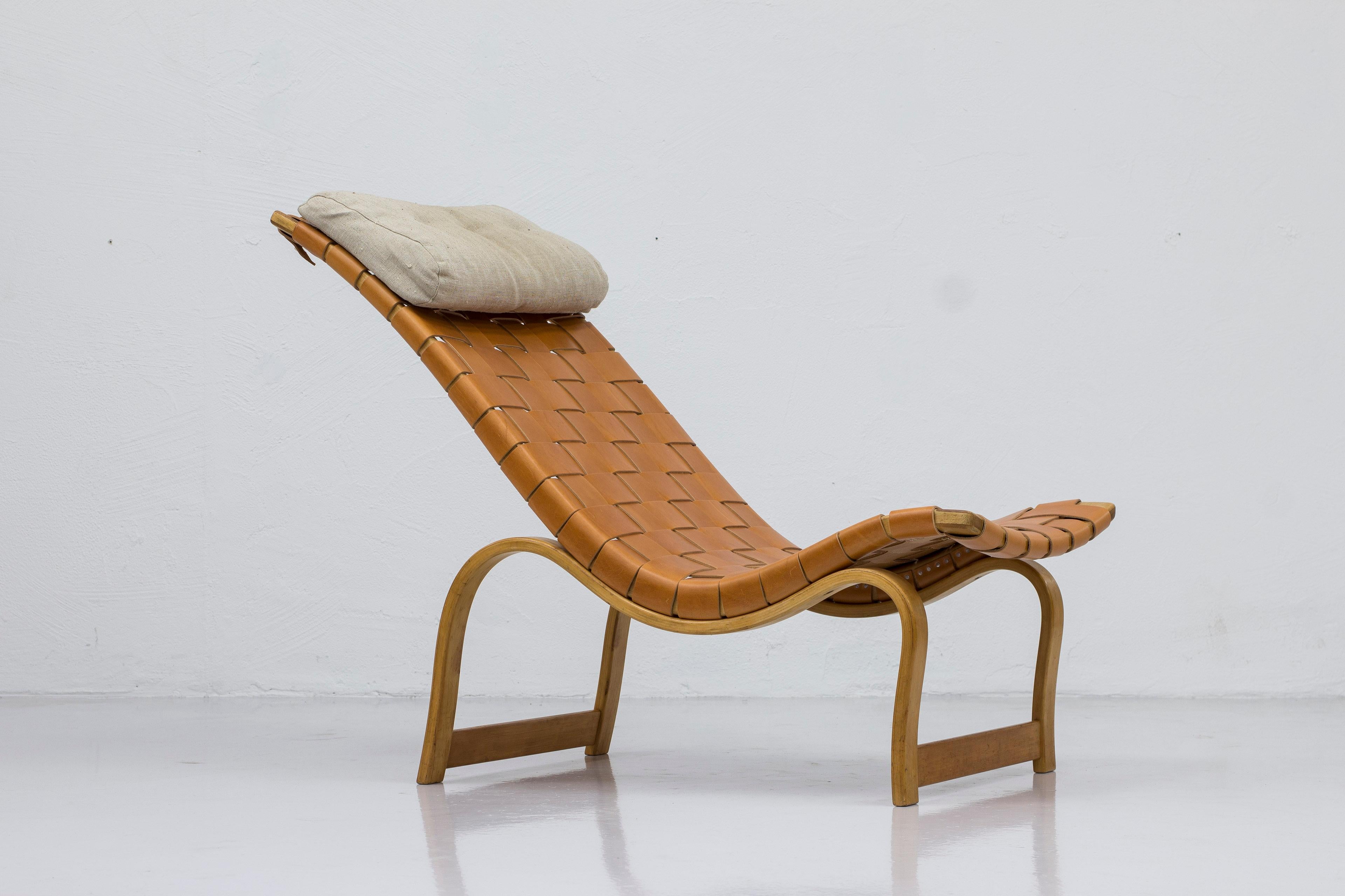Swedish Early model 36 chaise longue by Bruno Mathsson, Leather and beech, 1940s For Sale