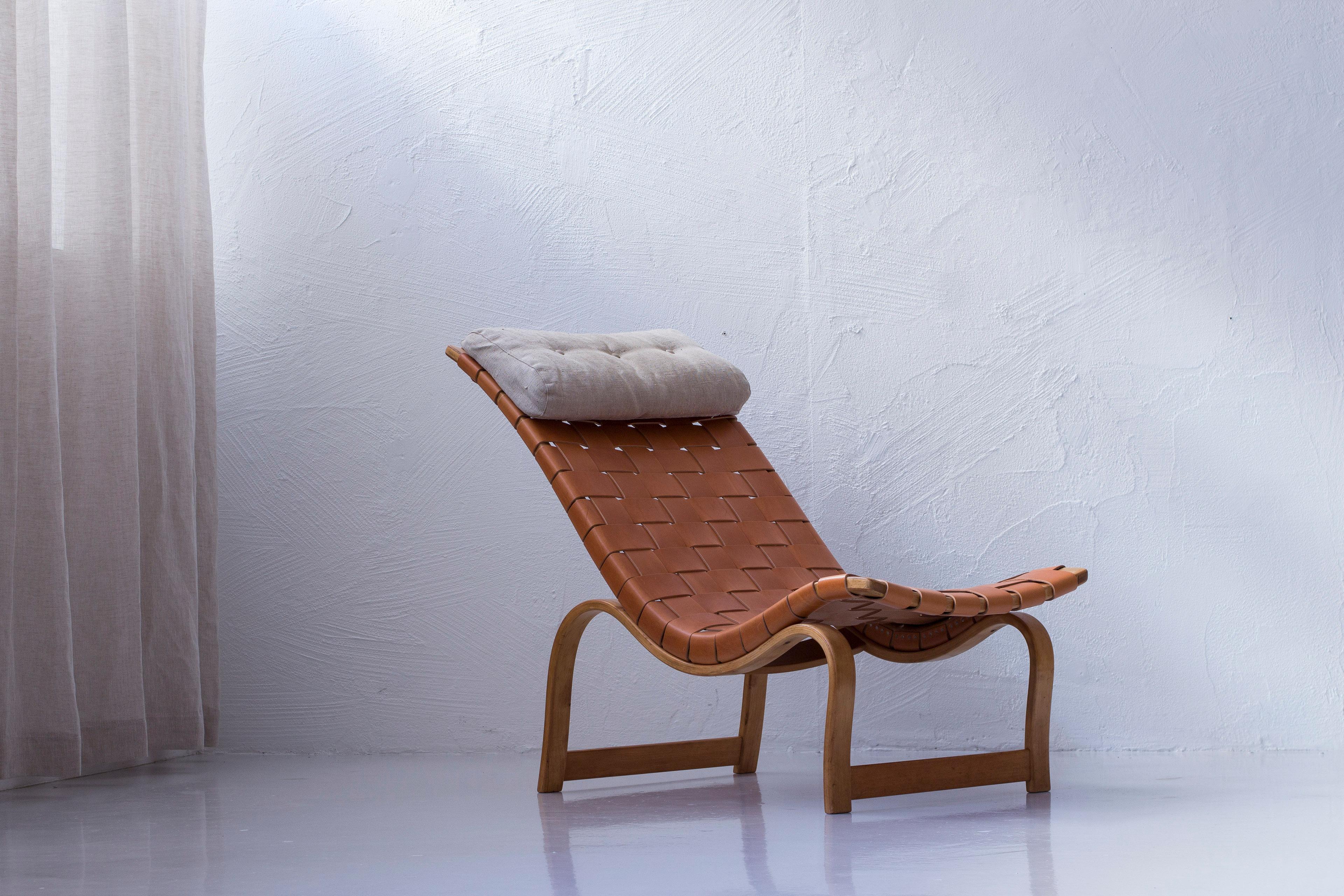 Mid-20th Century Early model 36 chaise longue by Bruno Mathsson, Leather and beech, 1940s For Sale