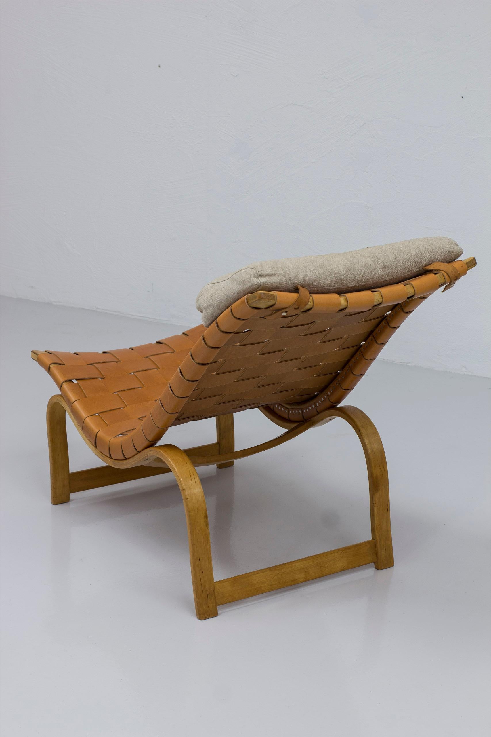 Early model 36 chaise longue by Bruno Mathsson, Leather and beech, 1940s For Sale 1