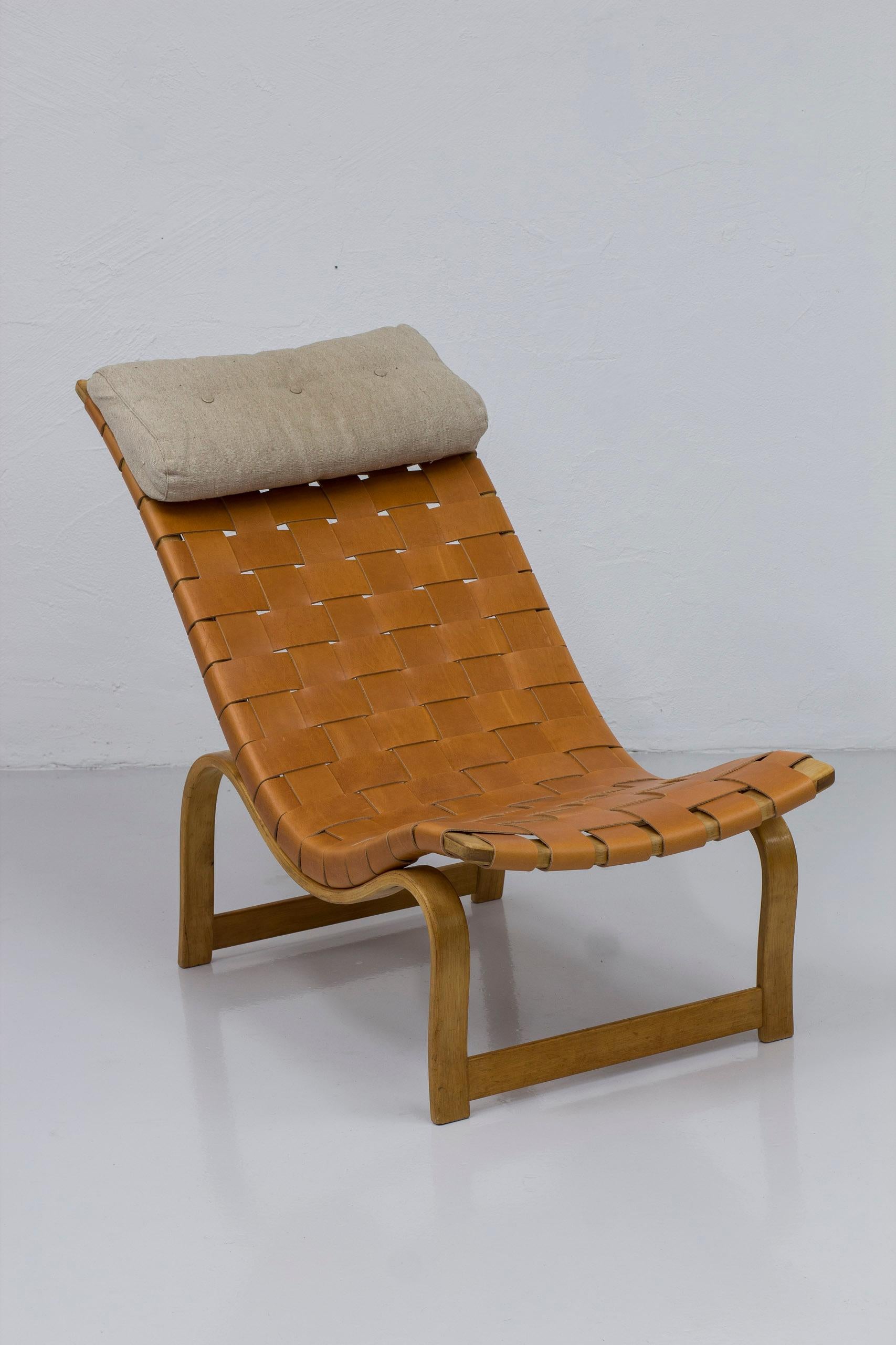 Early model 36 chaise longue by Bruno Mathsson, Leather and beech, 1940s For Sale 2