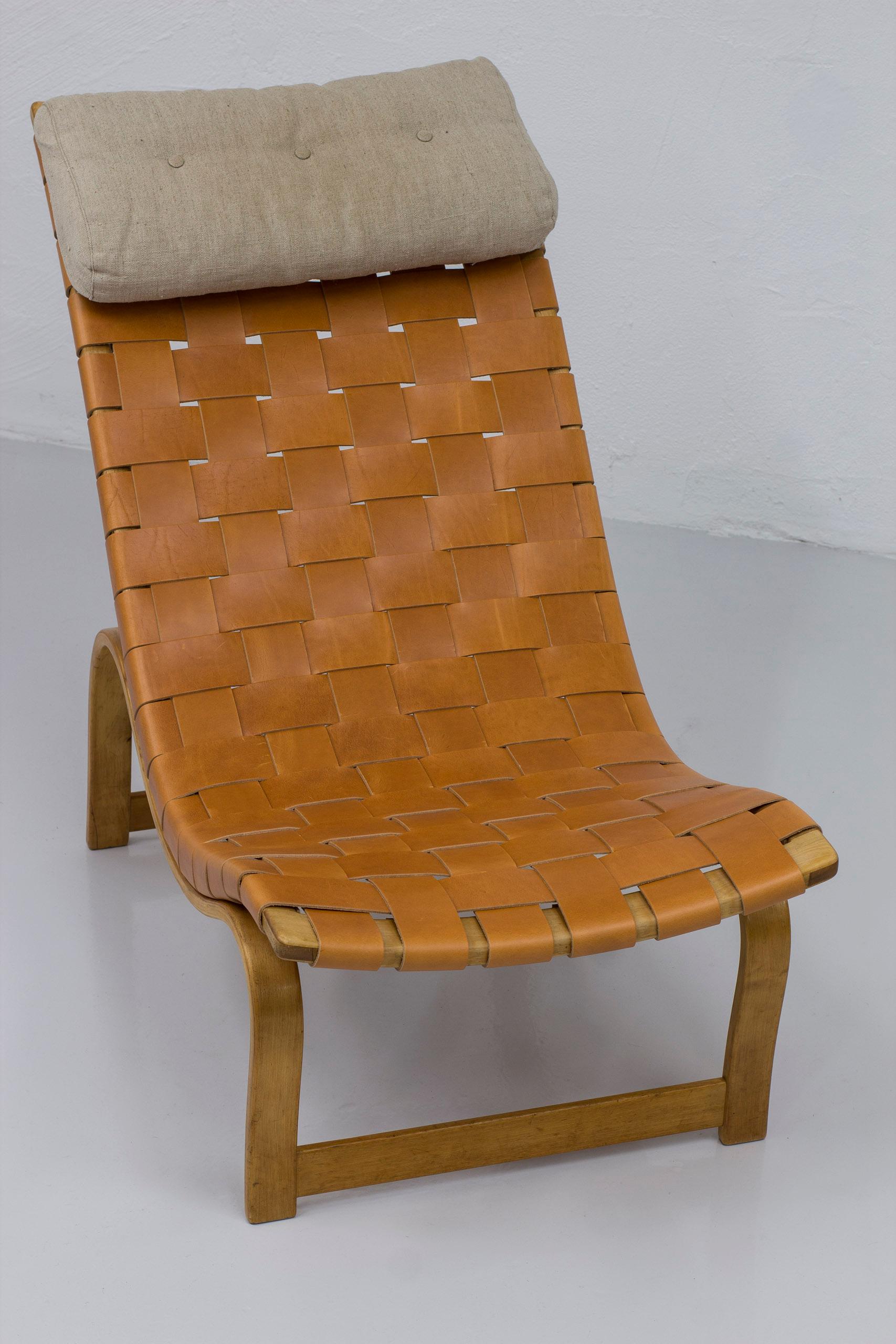 Early model 36 chaise longue by Bruno Mathsson, Leather and beech, 1940s For Sale 3