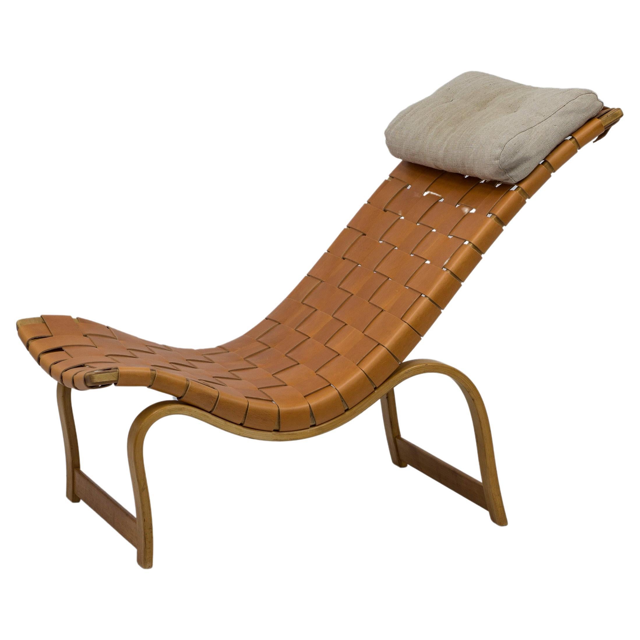 Early model 36 chaise longue by Bruno Mathsson, Leather and beech, 1940s For Sale
