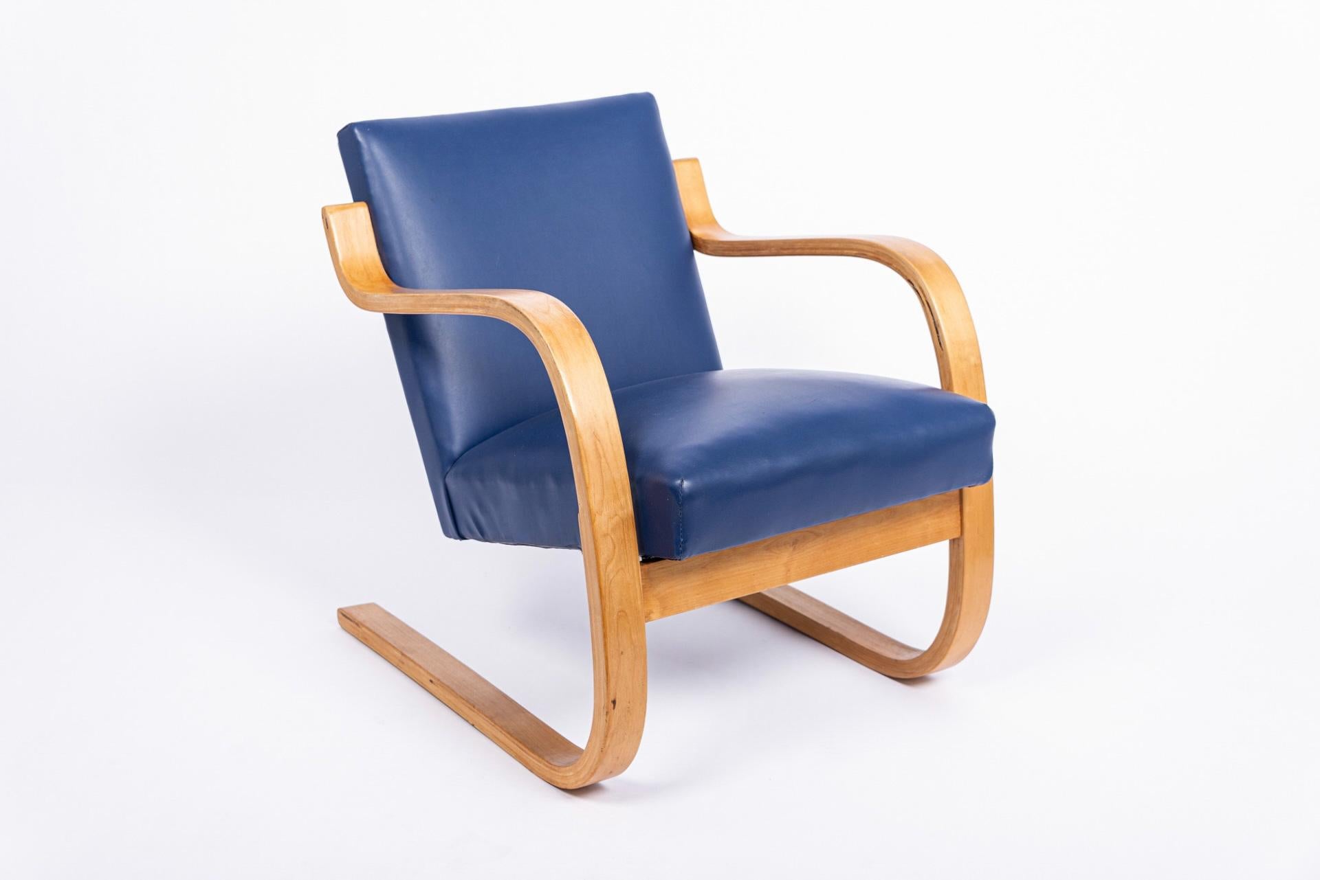 The Model 402 lounge chair or ‘Atelje’ chair was designed by Alvar and Aino Aalto in 1933 for and is considered a masterpiece of modernist furniture design. The Classic, well-balanced design features graceful, sculptural lines. The inventive