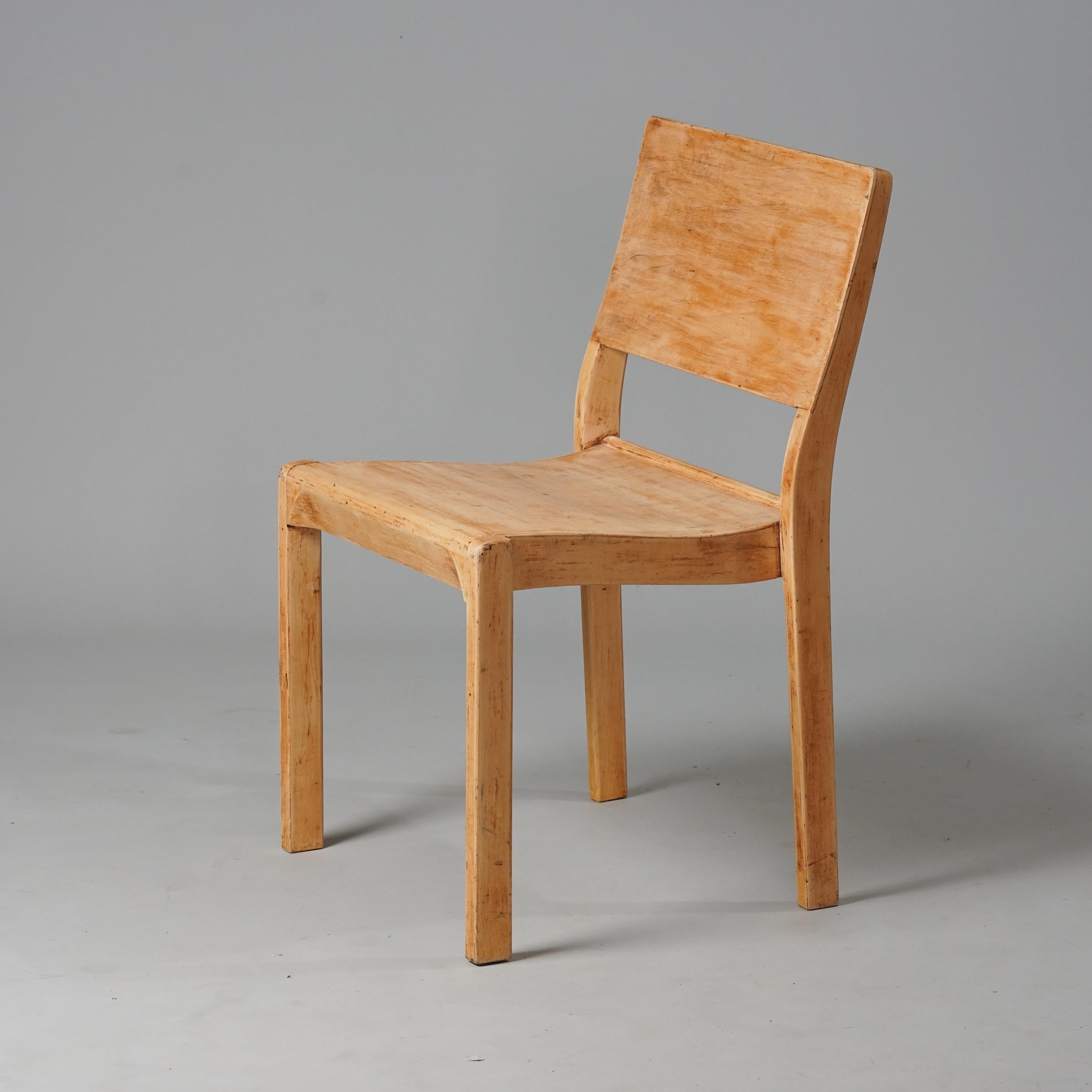 Early Model 611 chair, designed by Alvar Aalto, manufactured by Oy Huonekalu- ja Rakennustyötehdas Ab, 1930s. Patinated birch. Natural surface. Good vintage condition, patina consistent with age and use. 

Alvar Aalto (1898-1976) is probably the