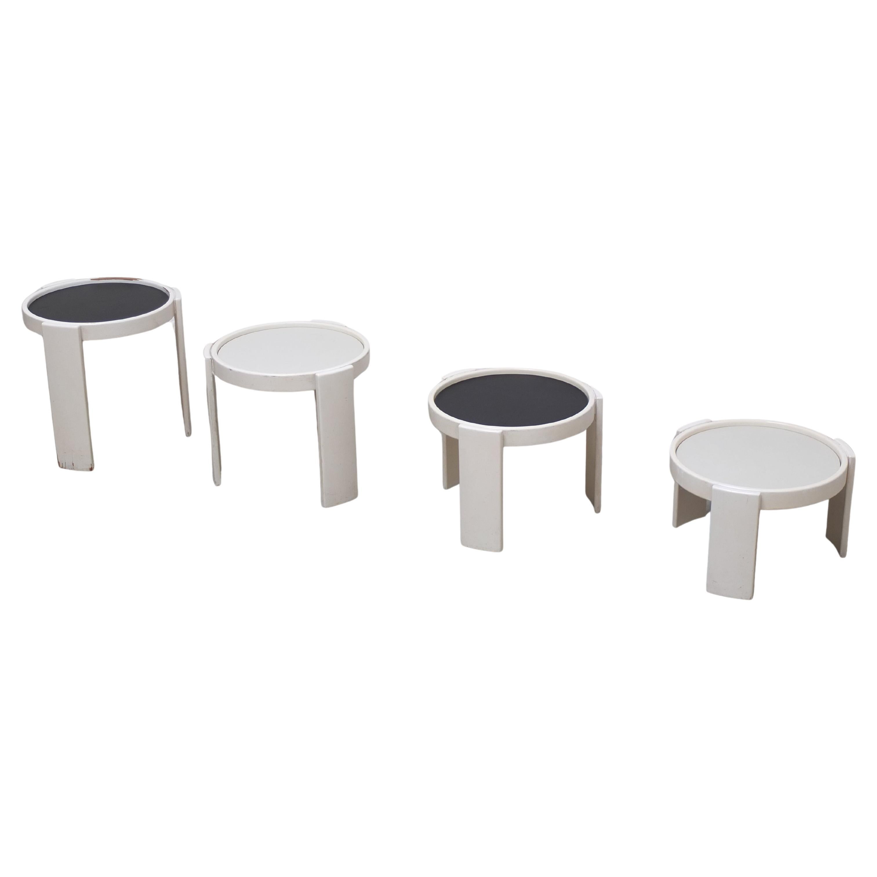 Un bel ensemble de tables d'appoint conçues par Gianfranco Frattini pour Cassina en 1966. Les quatre tables sont empilables et ont des plateaux stratifiés double face en noir ou en blanc. Il s'agit d'une première production originale de ce design