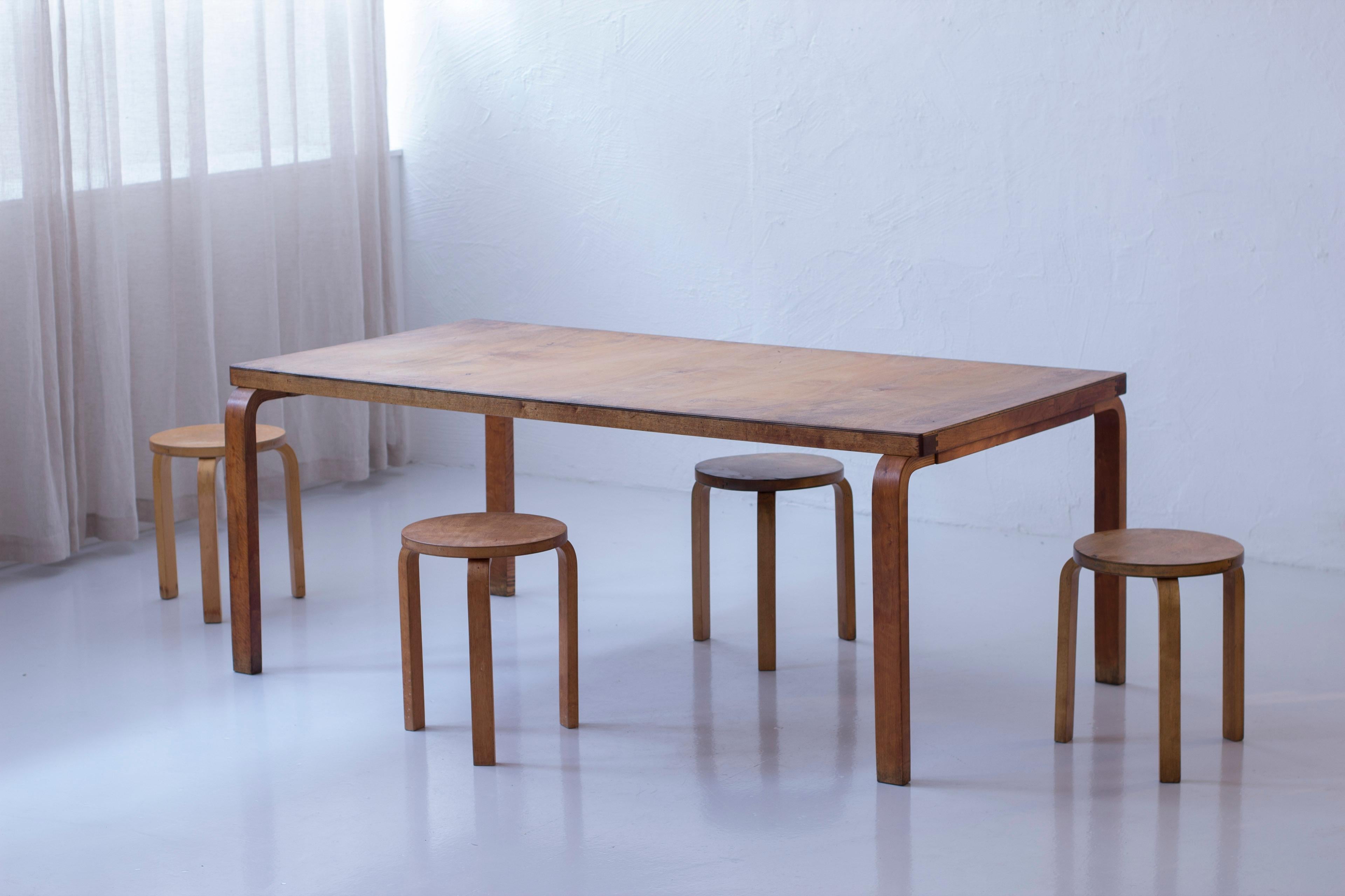 Early model 83 birch dining table by Alvar Aalto, Finland, 1930s In Good Condition For Sale In Hägersten, SE