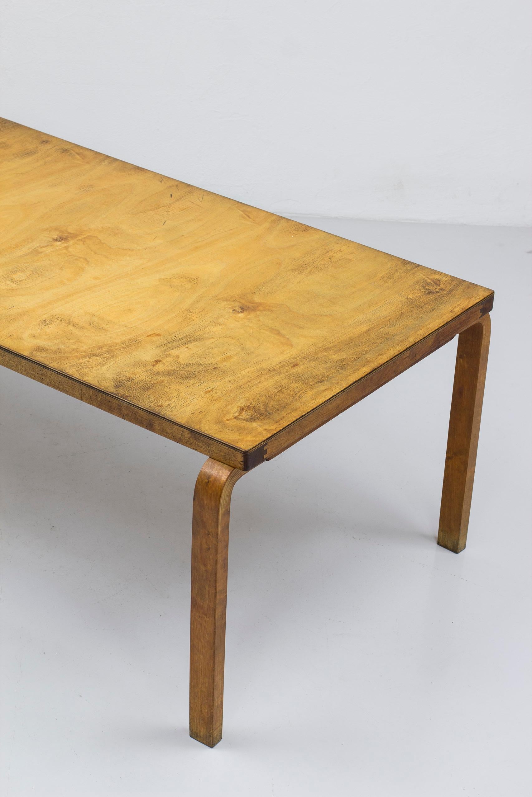 Mesa de comedor de abedul modelo 83 de Alvar Aalto, Finlandia, años 30 en venta 2