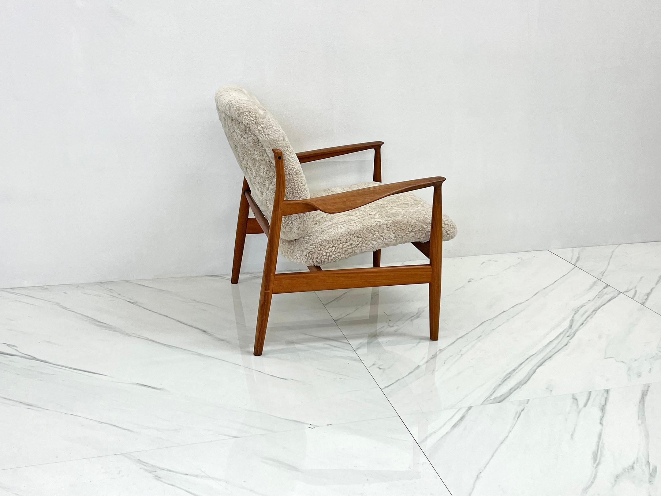 Early Model Finn Juhl France FD136 Chair for France & Søn in Teak & Sheepskin For Sale 4