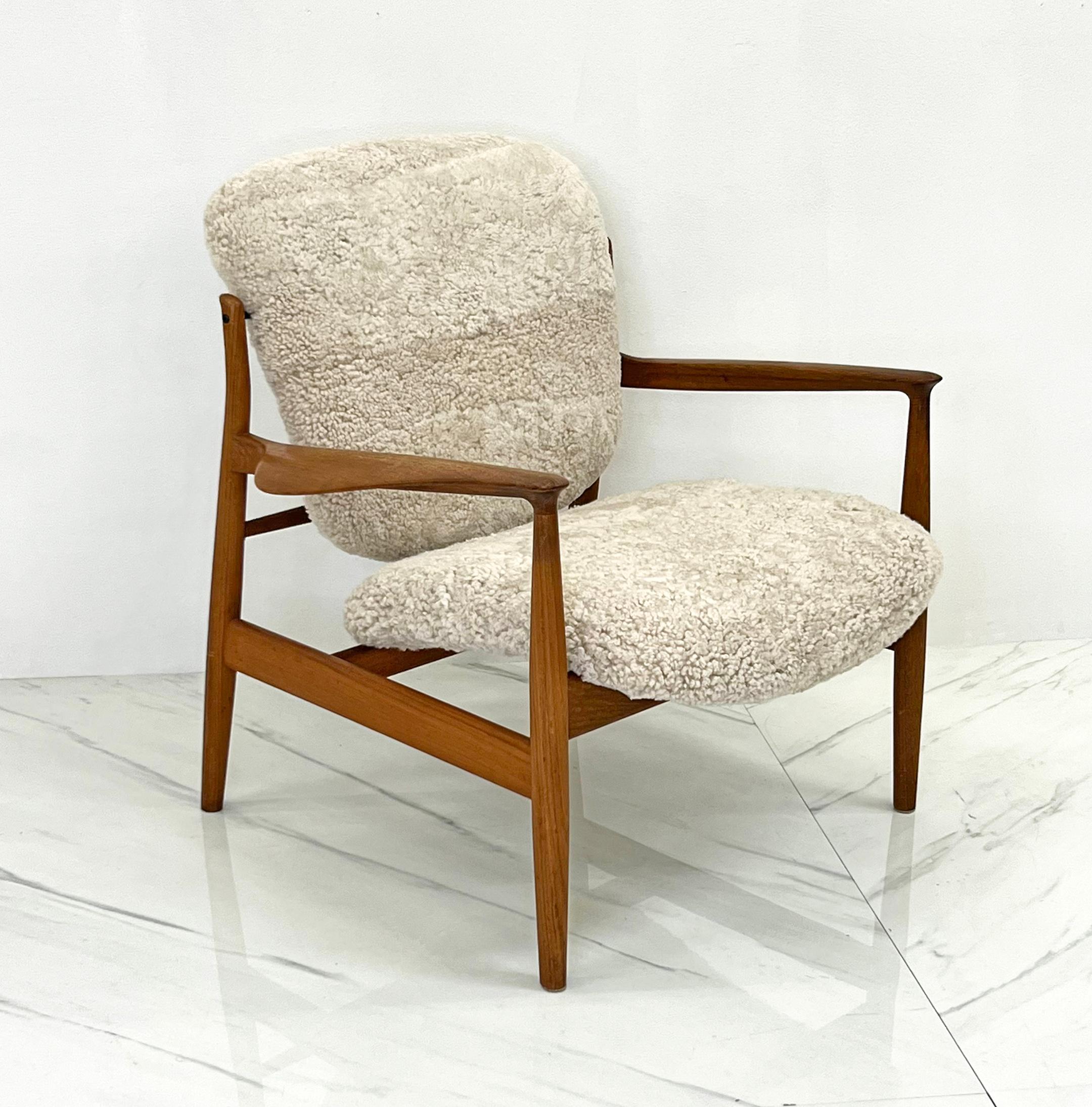 Danish Early Model Finn Juhl France FD136 Chair for France & Søn in Teak & Sheepskin For Sale