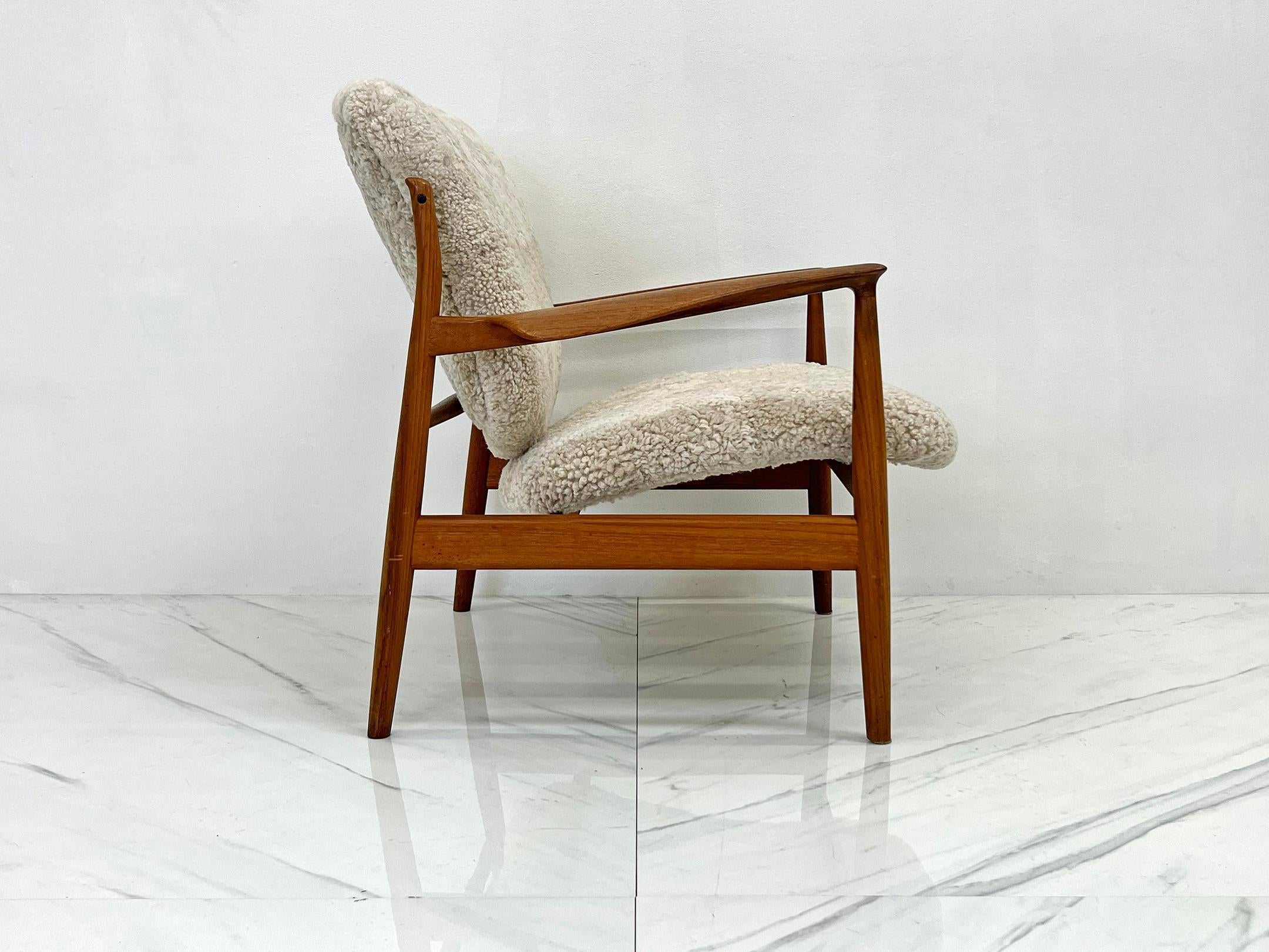 Early Model Finn Juhl France FD136 Chair for France & Søn in Teak & Sheepskin For Sale 3