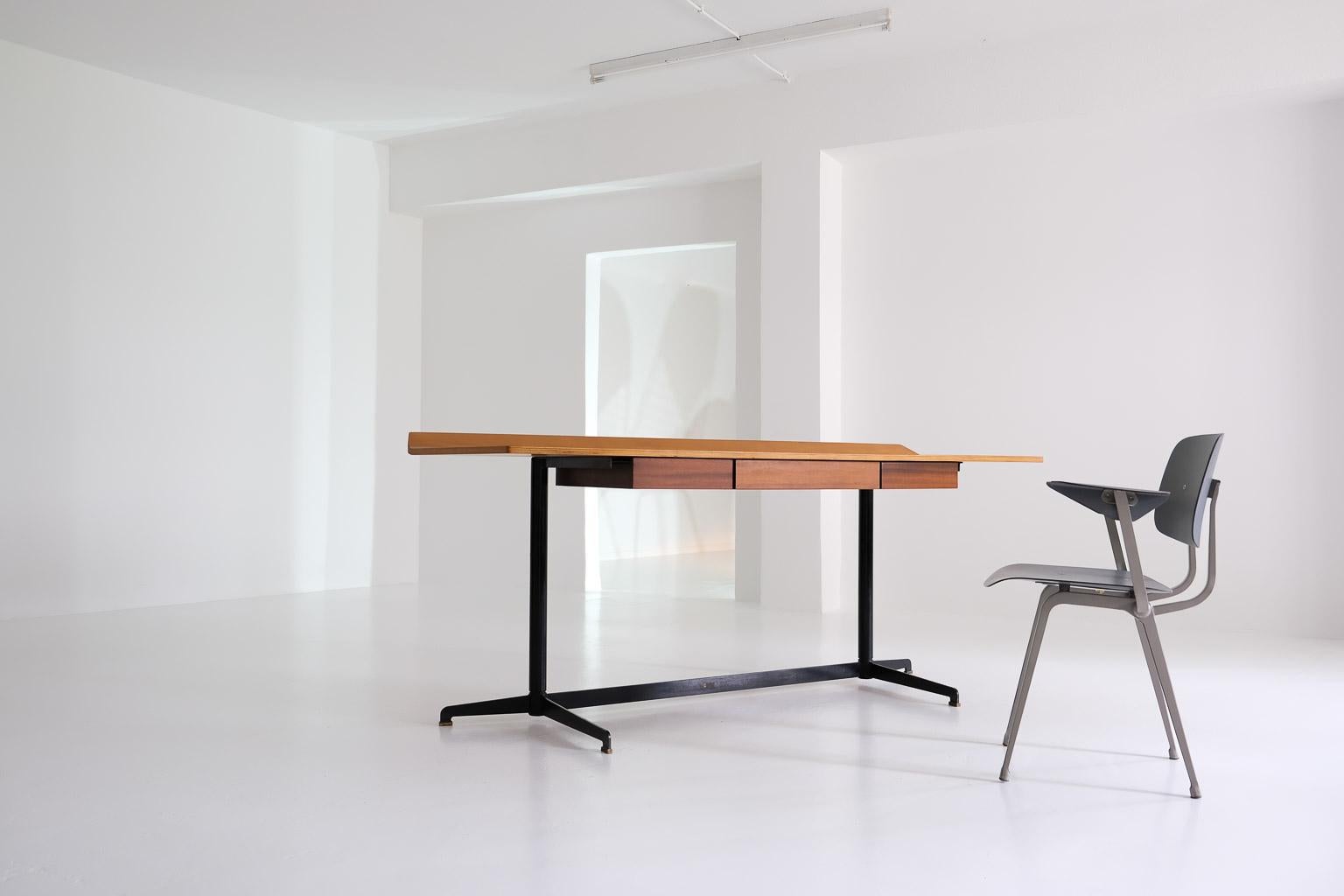 Early Model of T90 Writing Desk by Osvaldo Borsani for Tecno For Sale 9