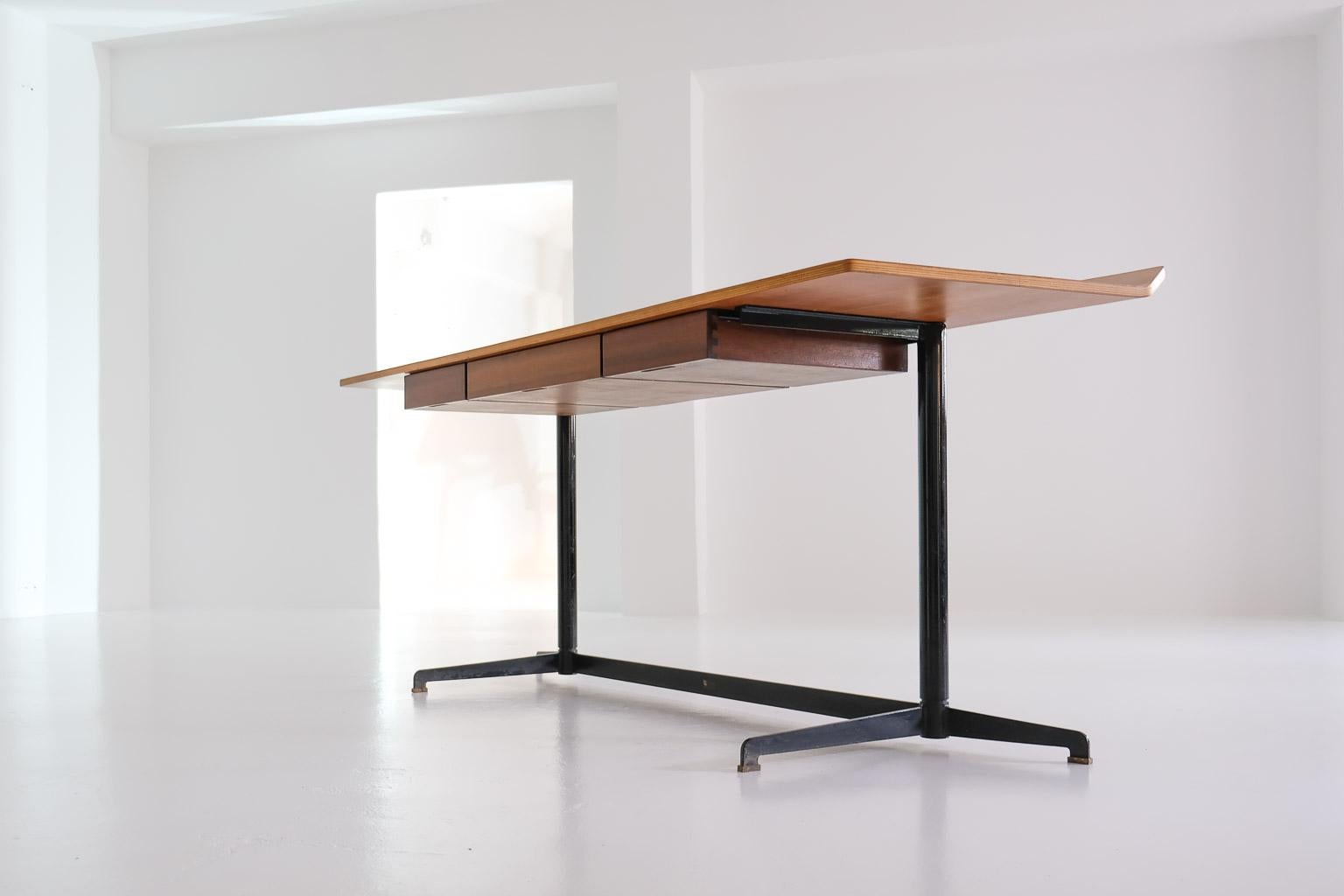 Frühes Modell des T90-Schreibtischs von Osvaldo Borsani für Tecno (Moderne der Mitte des Jahrhunderts) im Angebot