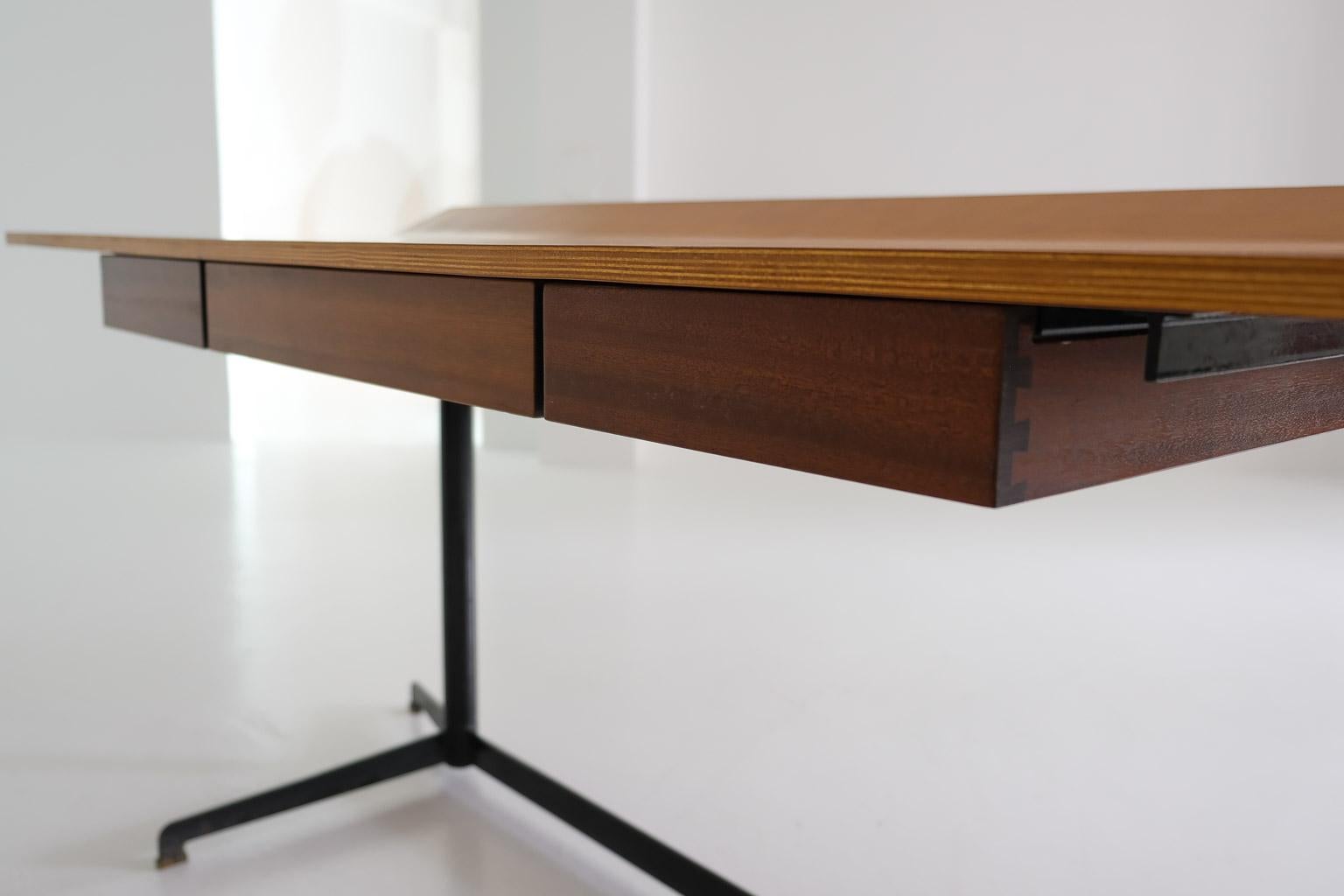 Early Model of T90 Writing Desk by Osvaldo Borsani for Tecno In Good Condition For Sale In Frankfurt am Main, DE