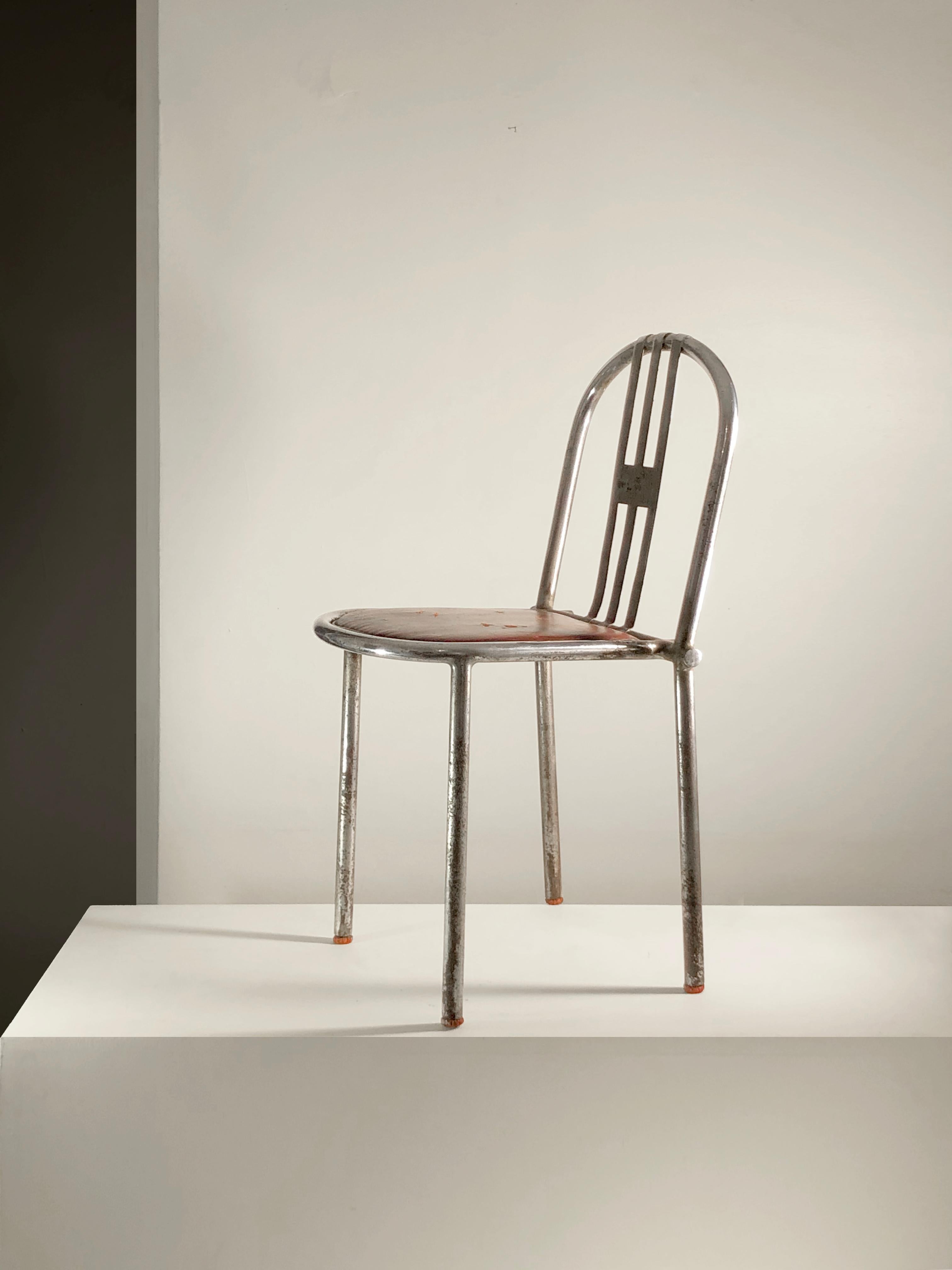 Nous présentons 2 pièces rares en vente une à une sur 1stDibs :
la version la plus ancienne et la plus rare de l'emblématique chaise Tubor créée par l'architecte français Robert Mallet-Stevens, certainement à la fin des années 1920