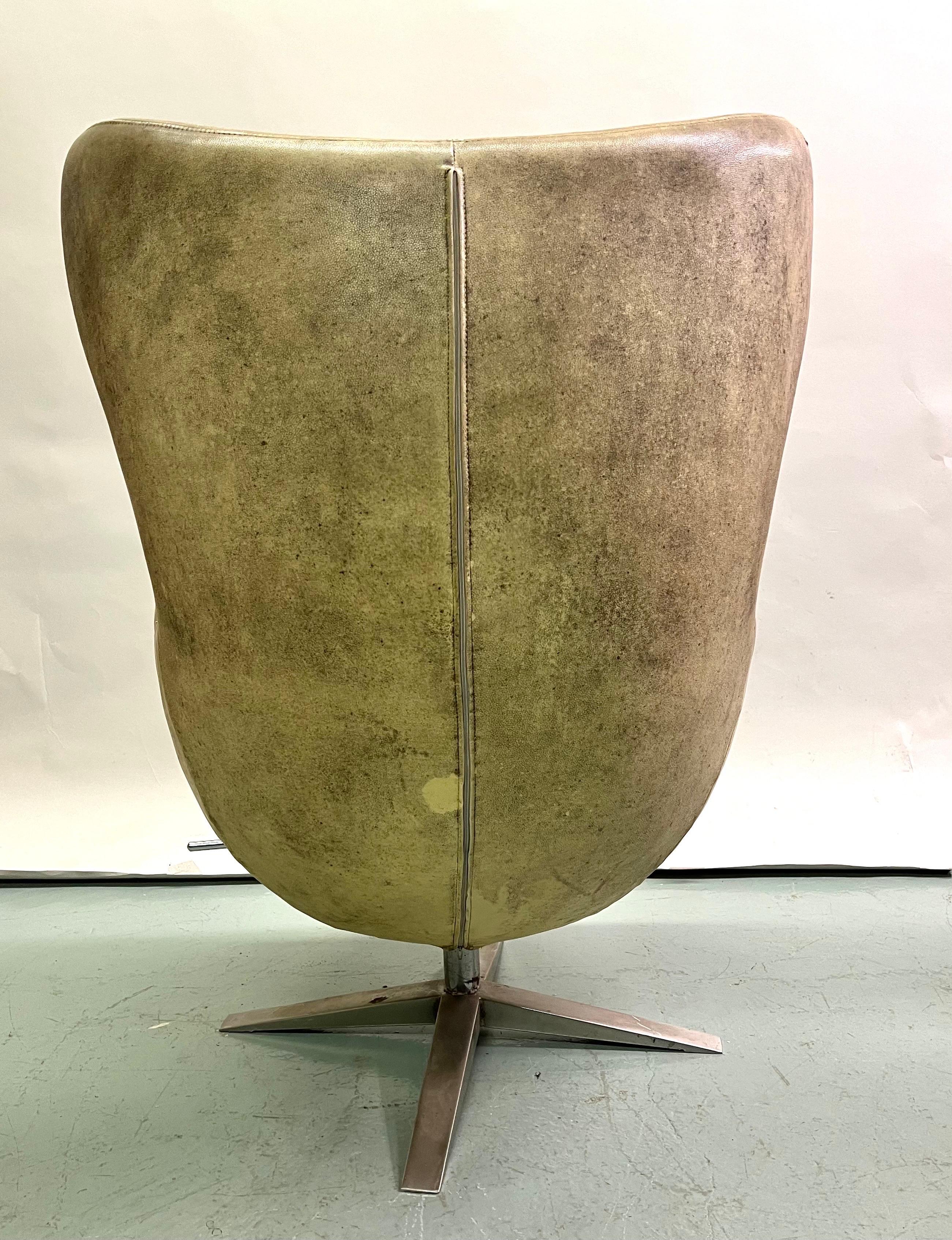 Early Model, Pair of Vintage Leather Danish Egg Chair, Arne Jacobsen, c. 1960 For Sale 3