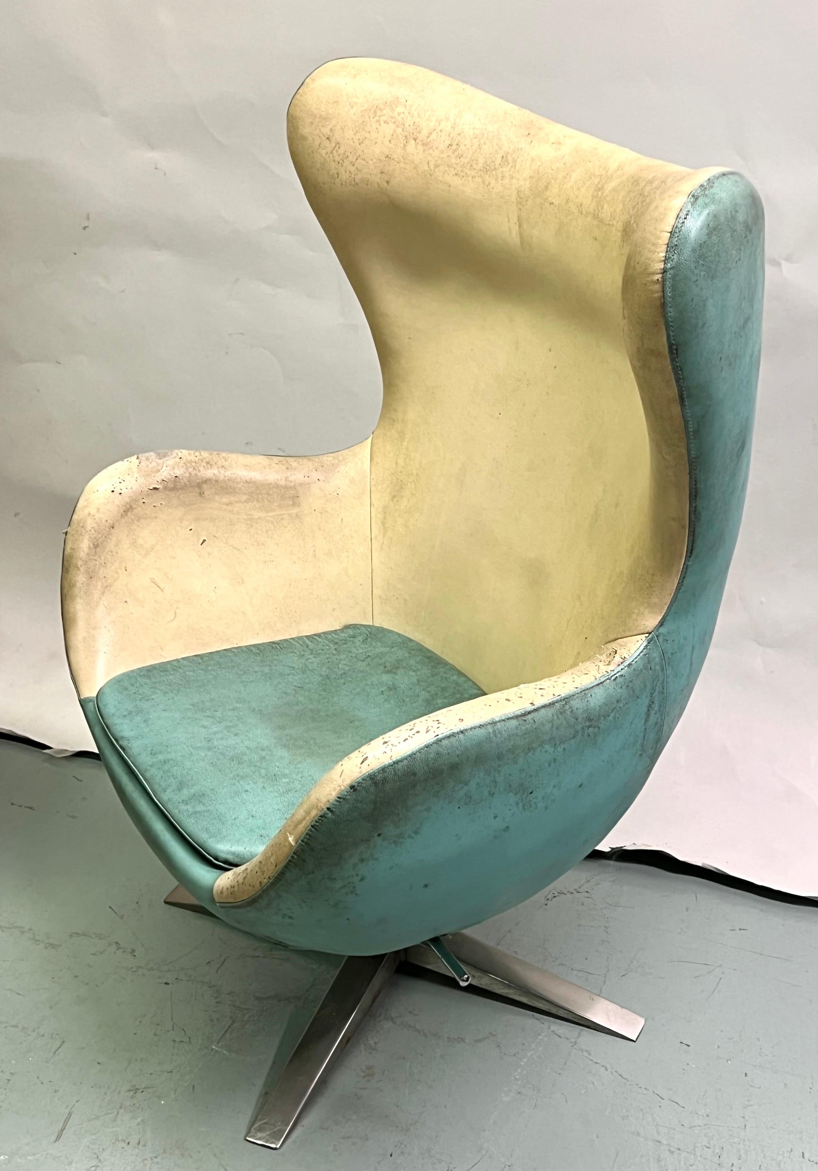 Frühes Modell, Paar dänische Vintage-Eierstühle aus Leder, Arne Jacobsen, um 1960 im Angebot 4