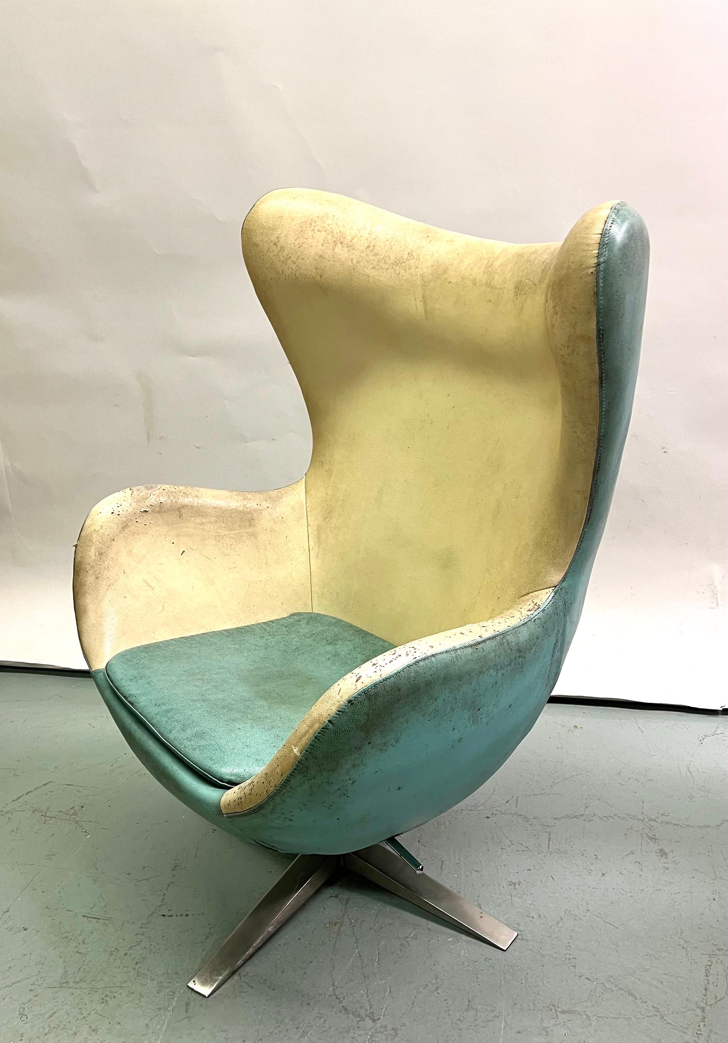 Early Model, Pair of Vintage Leather Danish Egg Chair, Arne Jacobsen, c. 1960 For Sale 6