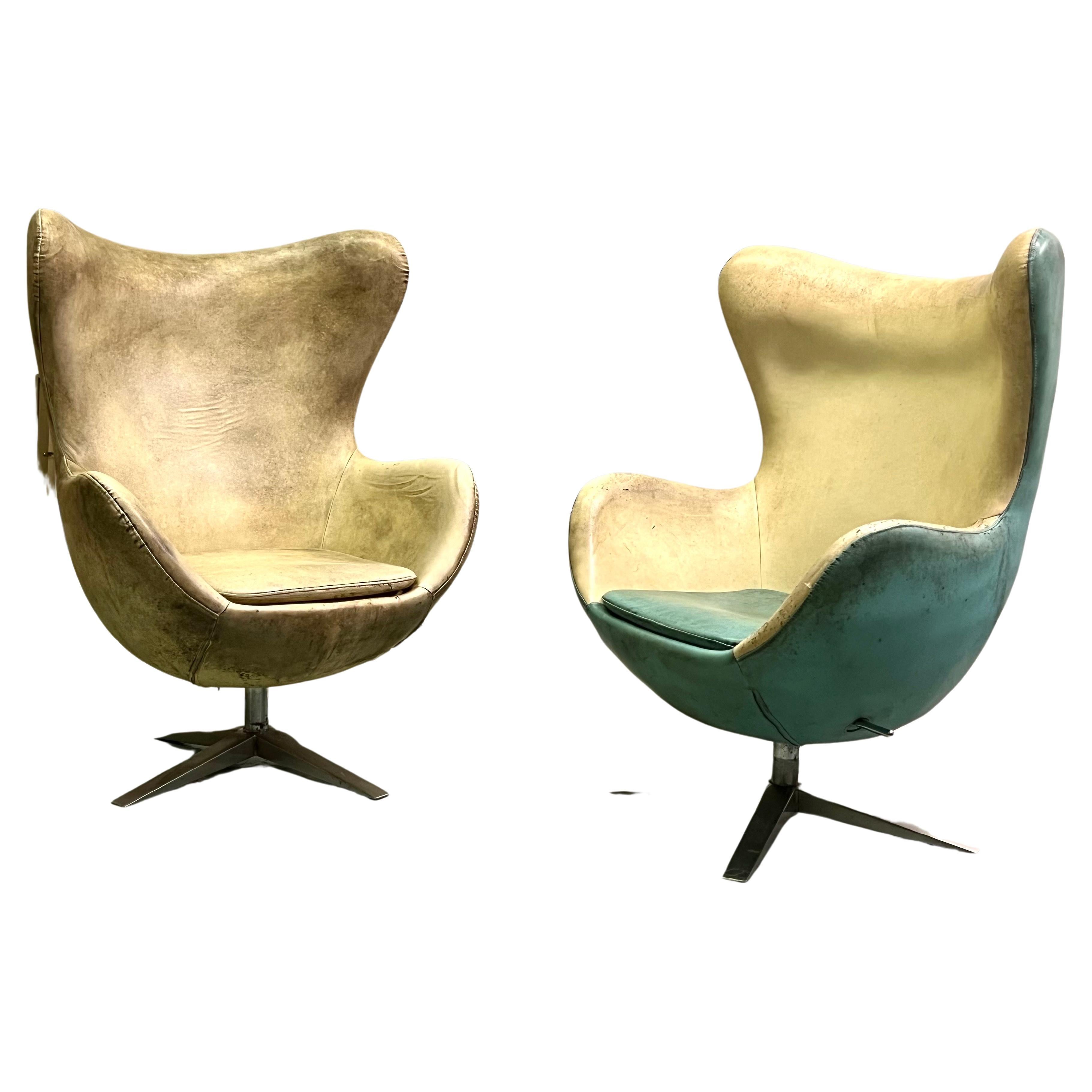 Ein Paar richtungsweisende, frühe dänische Eierstühle aus der Mitte des Jahrhunderts, die Arne Jacobsen für Fritz Hansen zugeschrieben werden, mit originalem Pu-Leder, um 1960. Ein 3. Lounge Chair / Club Chair / Armchair in leuchtend rot-orangem