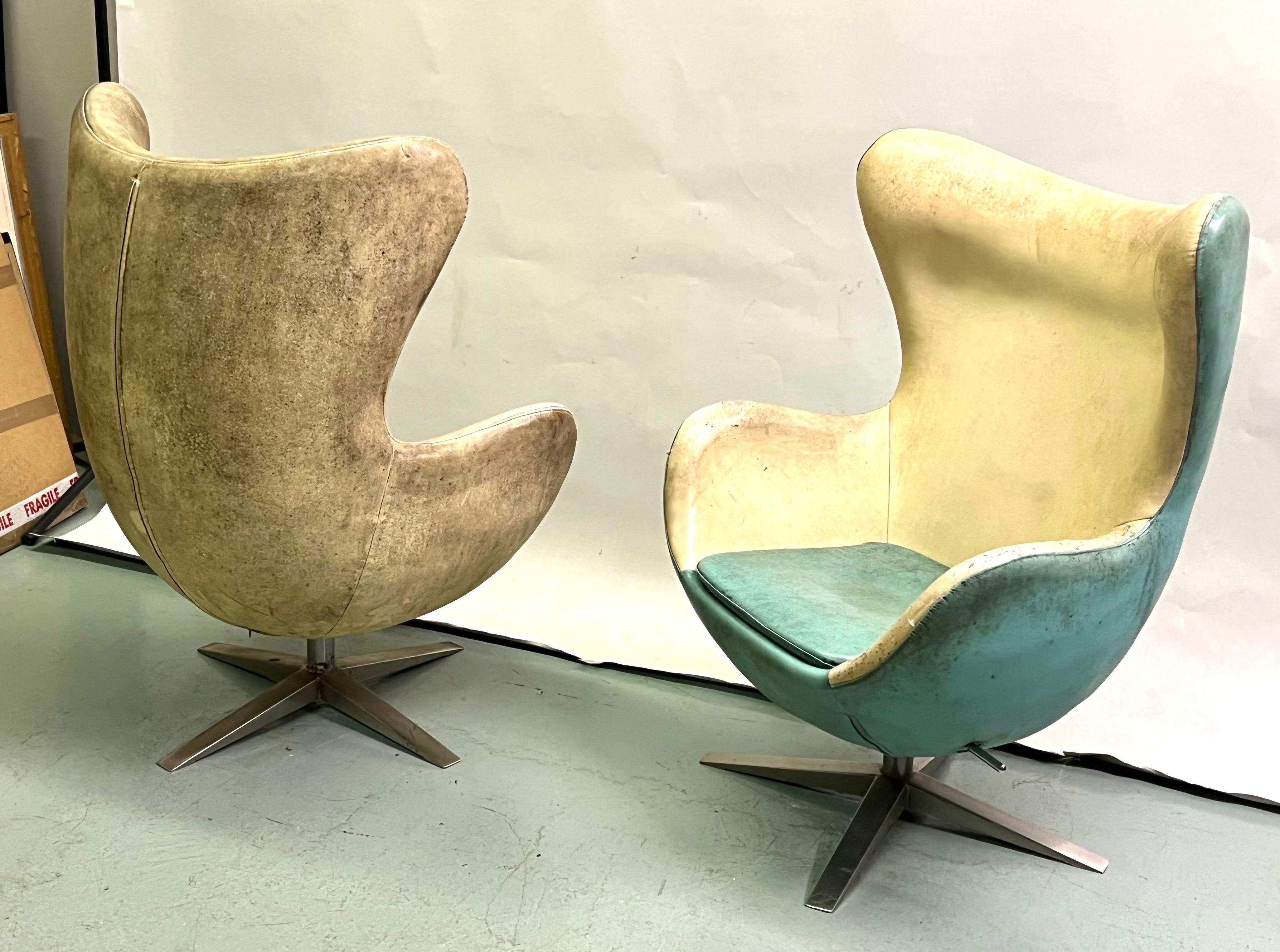 Early Model, Pair of Vintage Leather Danish Egg Chair, Arne Jacobsen, c. 1960 In Fair Condition For Sale In New York, NY