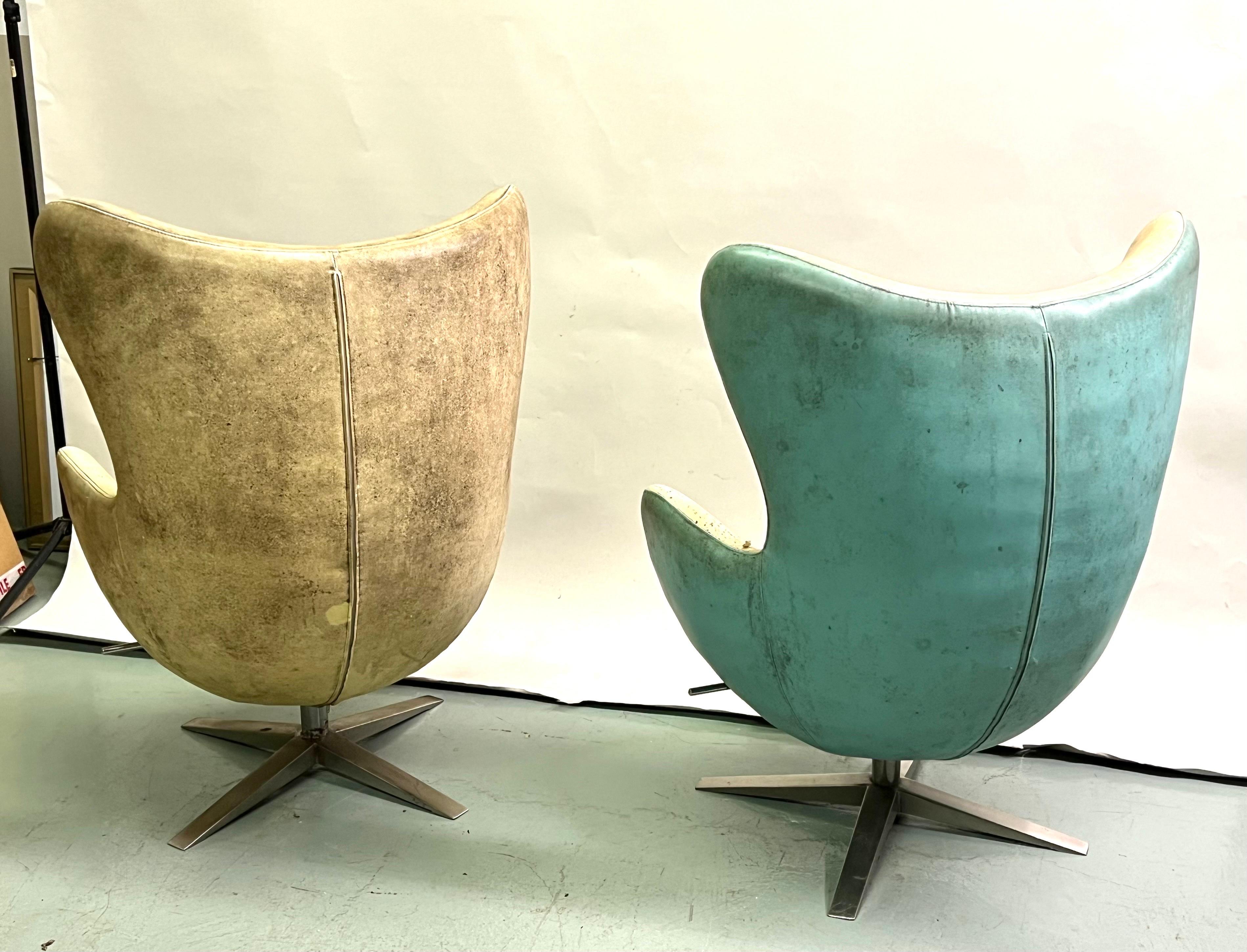 Frühes Modell, Paar dänische Vintage-Eierstühle aus Leder, Arne Jacobsen, um 1960 (20. Jahrhundert) im Angebot