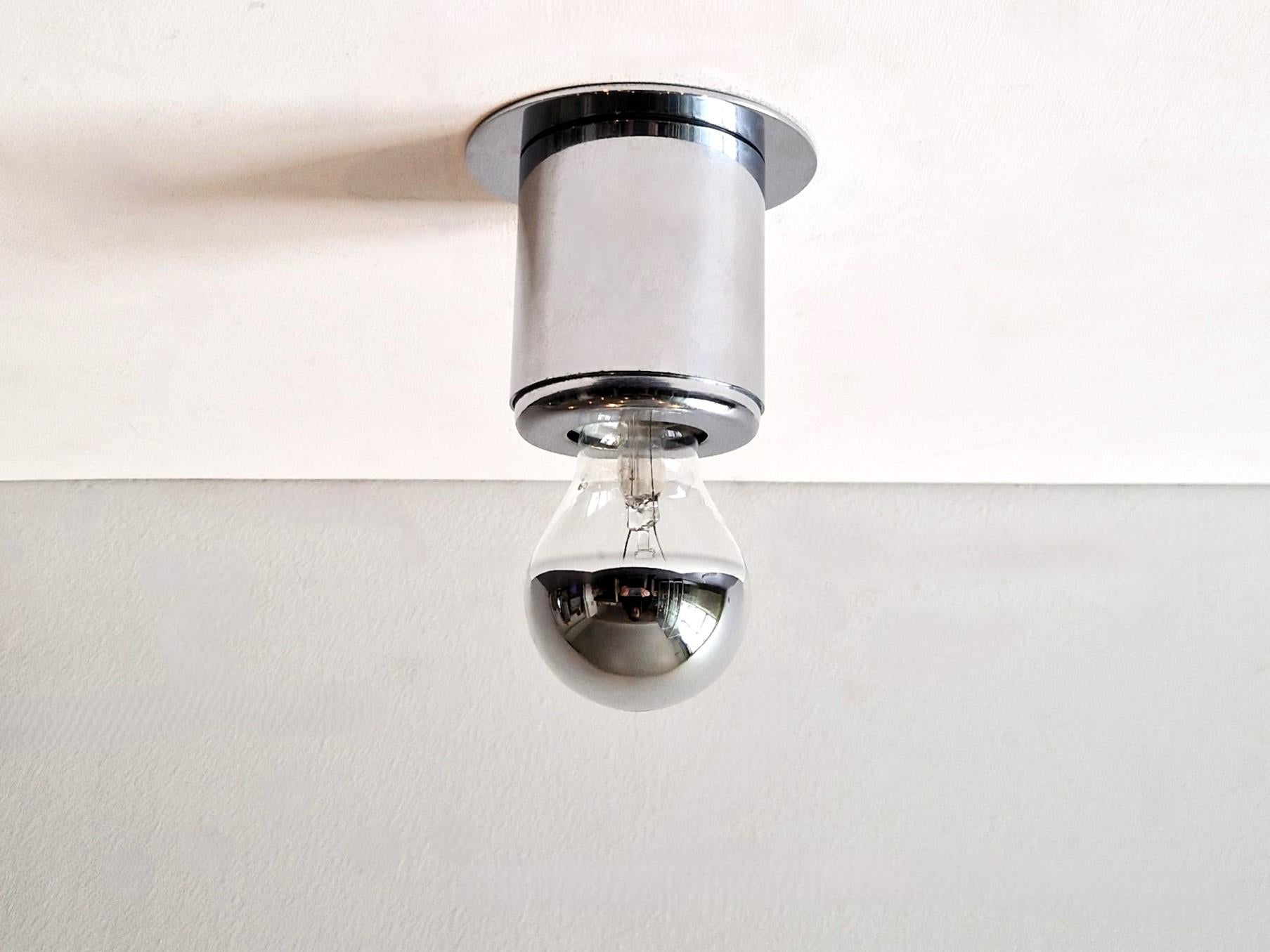 Questa splendida lampada, modello SP15, è stata disegnata da Gino Sarfatti for Arteluce in Italia negli anni 1950/1960. È realizzato in cromo lucido e ha una struttura molto solida e facile da costruire, grazie al 