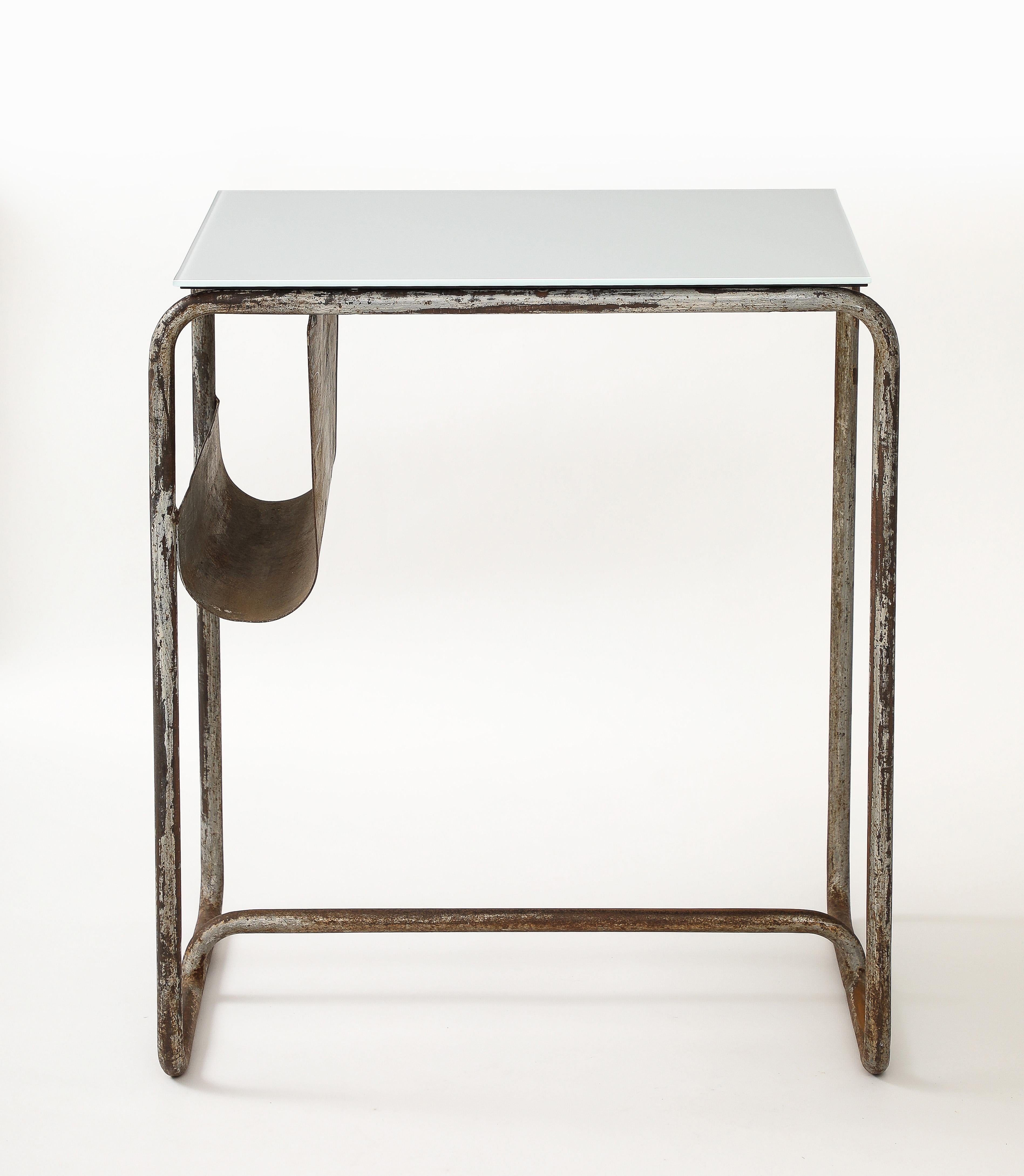 Tavolino da scrivania modernista, patina di nichel, piano opalino, Francia, 1920 ca. in vendita 3