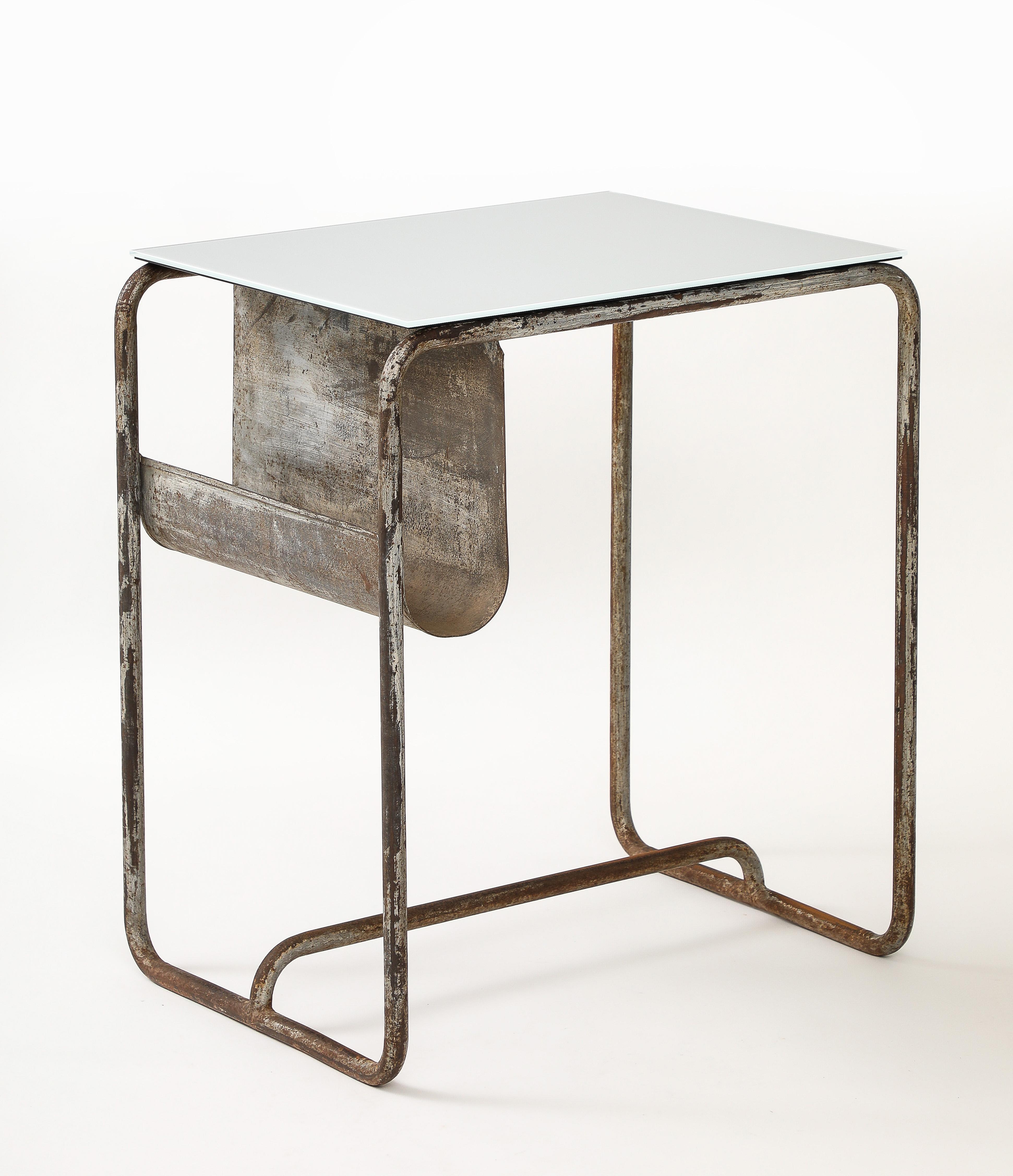 Tavolino da scrivania modernista, patina di nichel, piano opalino, Francia, 1920 ca. in vendita 4