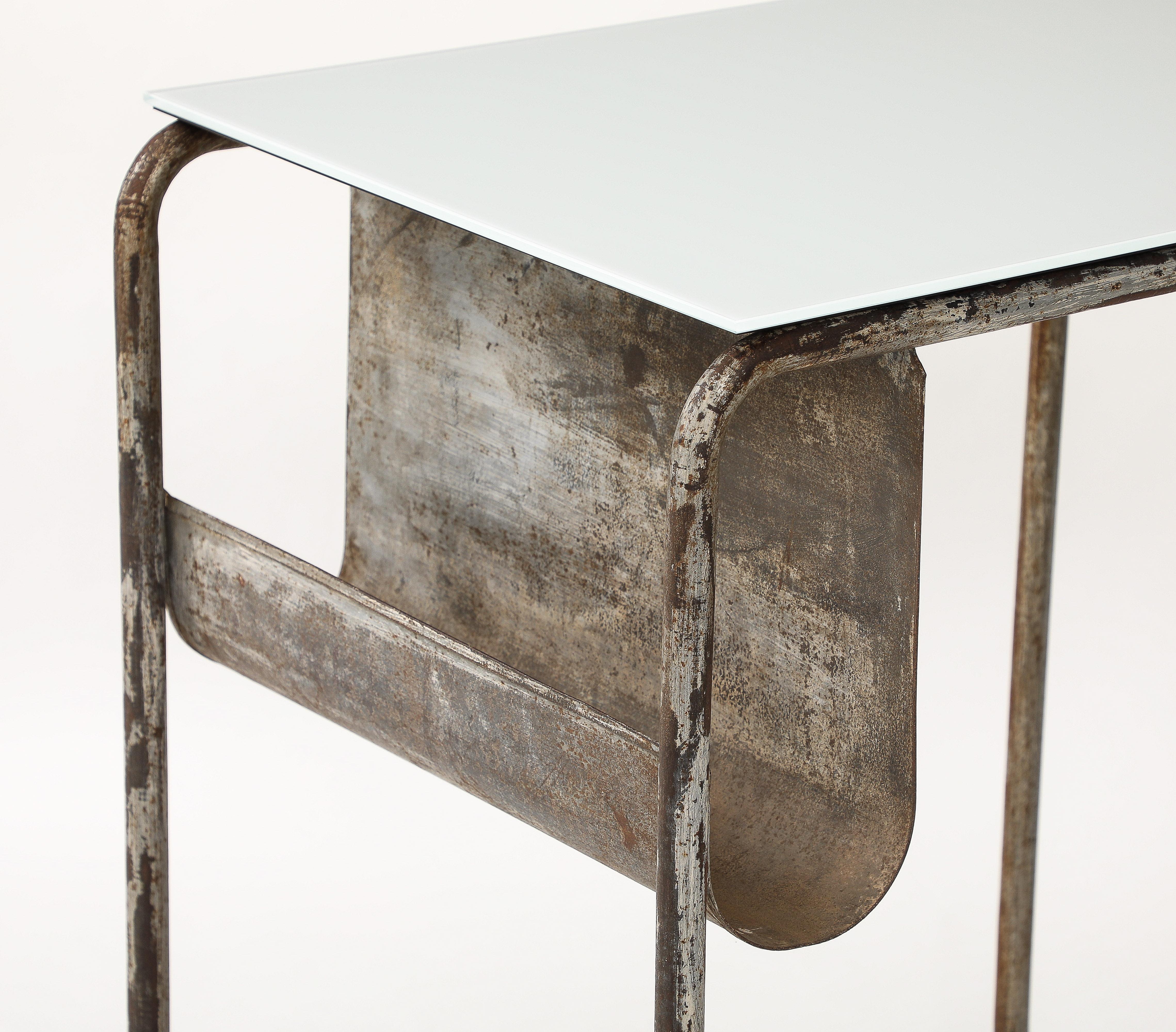 Table d'appoint de bureau du début du modernisme, patine de nickel, plateau en opaline, France, c.1920 en vente 5