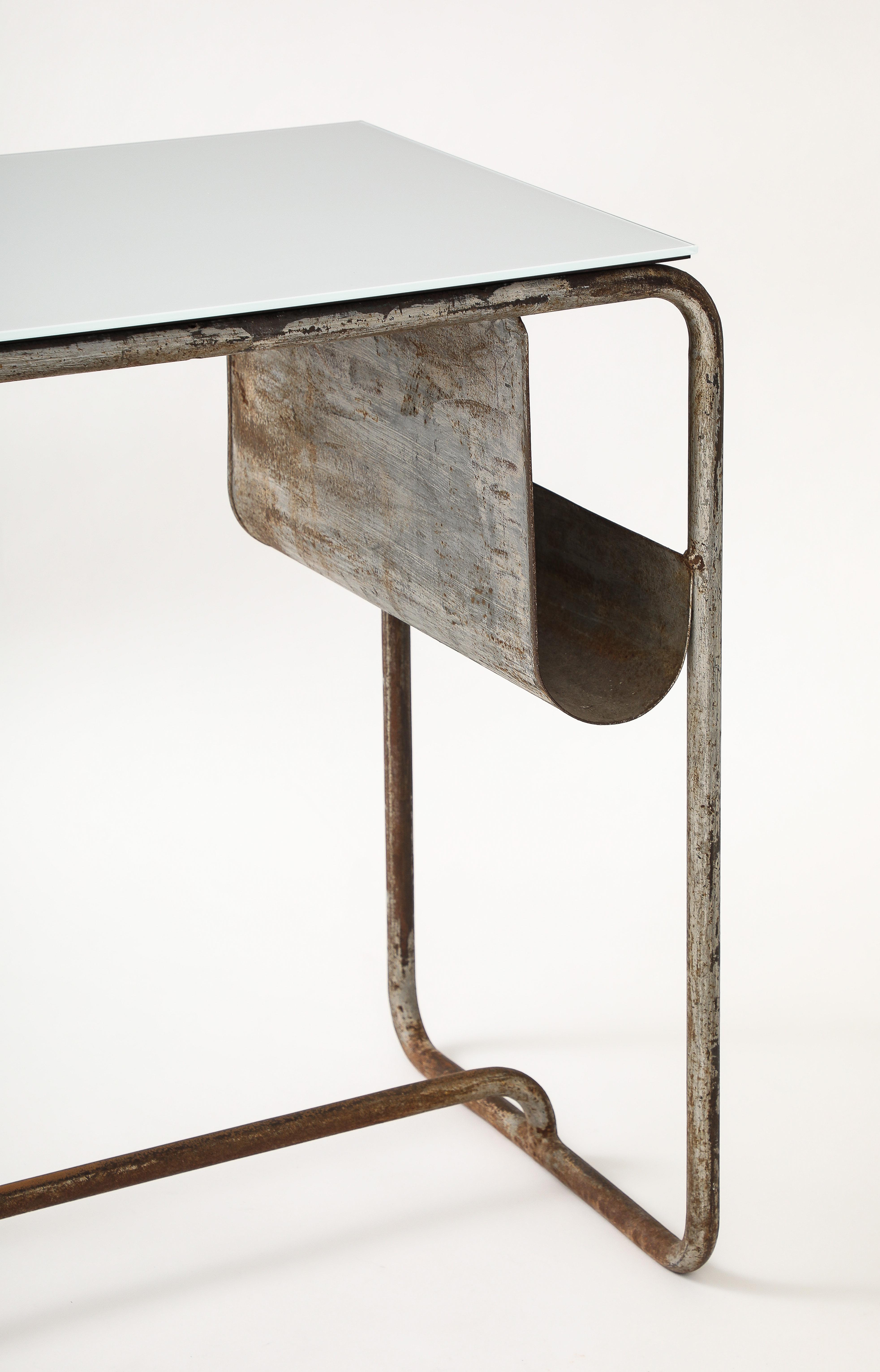 Table d'appoint de bureau du début du modernisme, patine de nickel, plateau en opaline, France, c.1920 Bon état - En vente à Brooklyn, NY