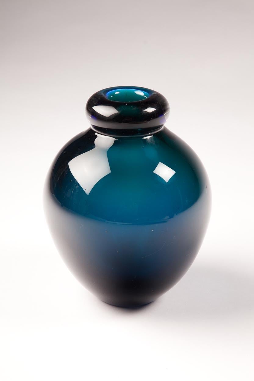 Atemberaubendes und seltenes Paar früher Murano-Vasen, eine dunkelblaue und eine dunkelgrüne, die Victorrio Zecchin zugeschrieben werden, aber eher an Carlo Scarpa erinnern. Tolle Stücke aus der Zeit, die super klobig sind und tolle Farben haben!