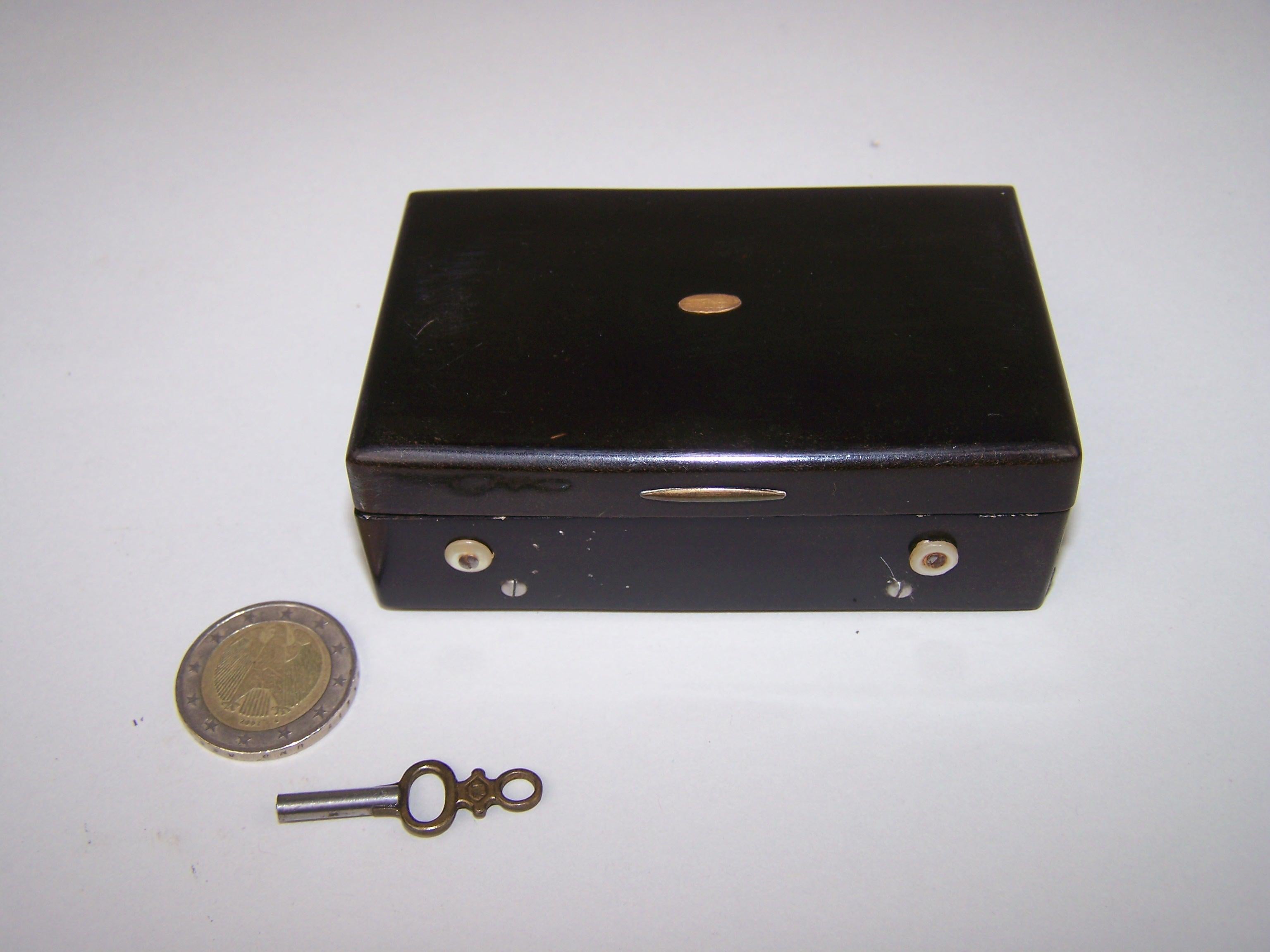 Snuffbox with music made in Switzerland in the first half of the 19th century.

This rare snuffbox plays 2 melodies, on a sectional comb. The comb is thus composed of several sections of 5 teeth each. this is typical of early boxes. It is only