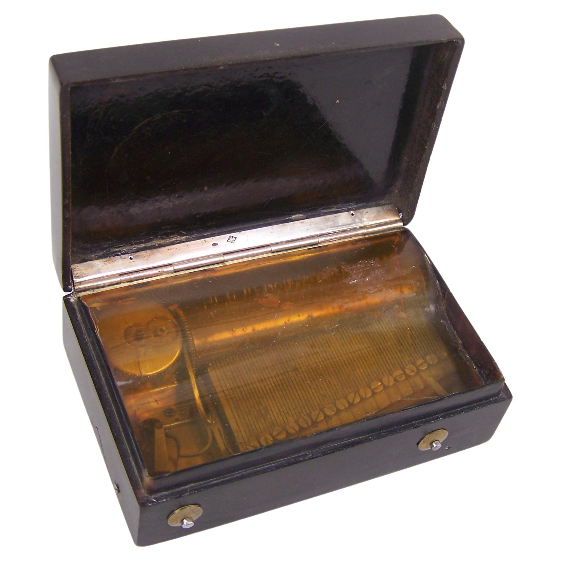 Musical Snuff Box Playing 2 Tunes depicting a Bouquet of Flowers to the lid For Sale