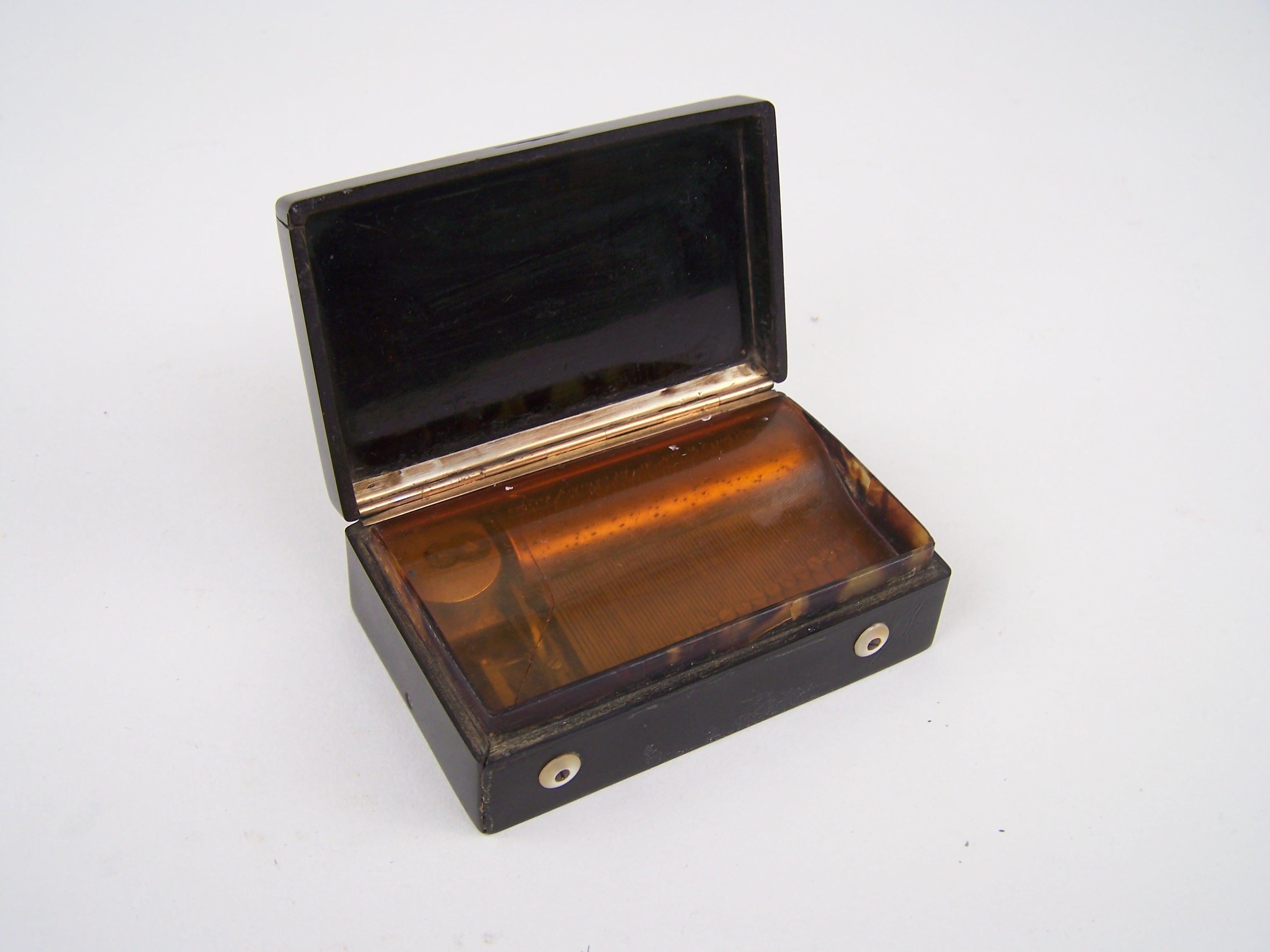Musical Snuffbox Playing 2 Tunes and Cupido on the Lid For Sale 2