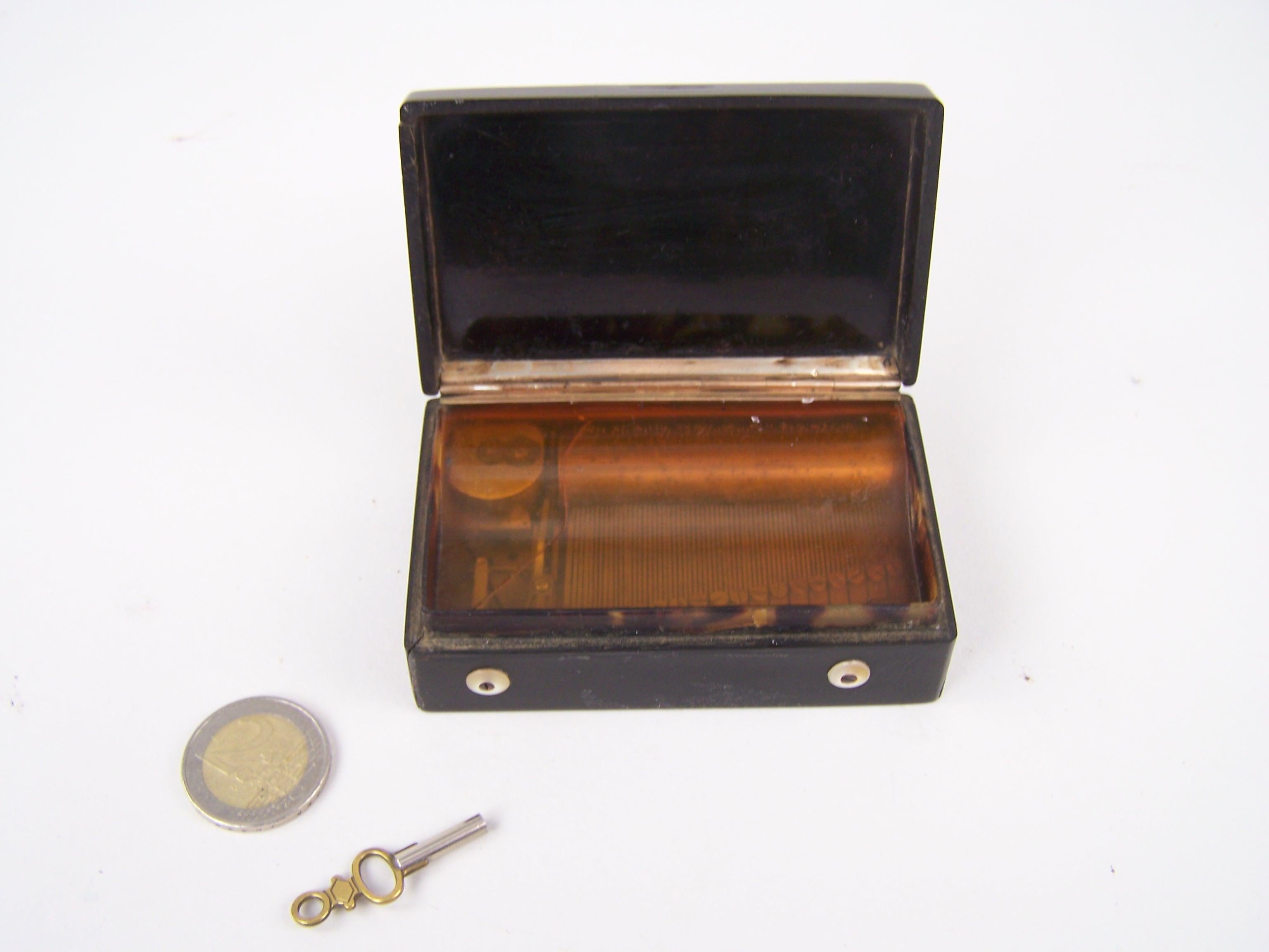 Schnupftabakdose mit Musik, hergestellt in der Schweiz in der ersten Hälfte des 19. Jahrhunderts.

Diese seltene Schnupftabakdose spielt 2 Melodien, auf einem Sektionskamm. Der Kamm besteht also aus mehreren Abschnitten mit jeweils 4 Zähnen, was