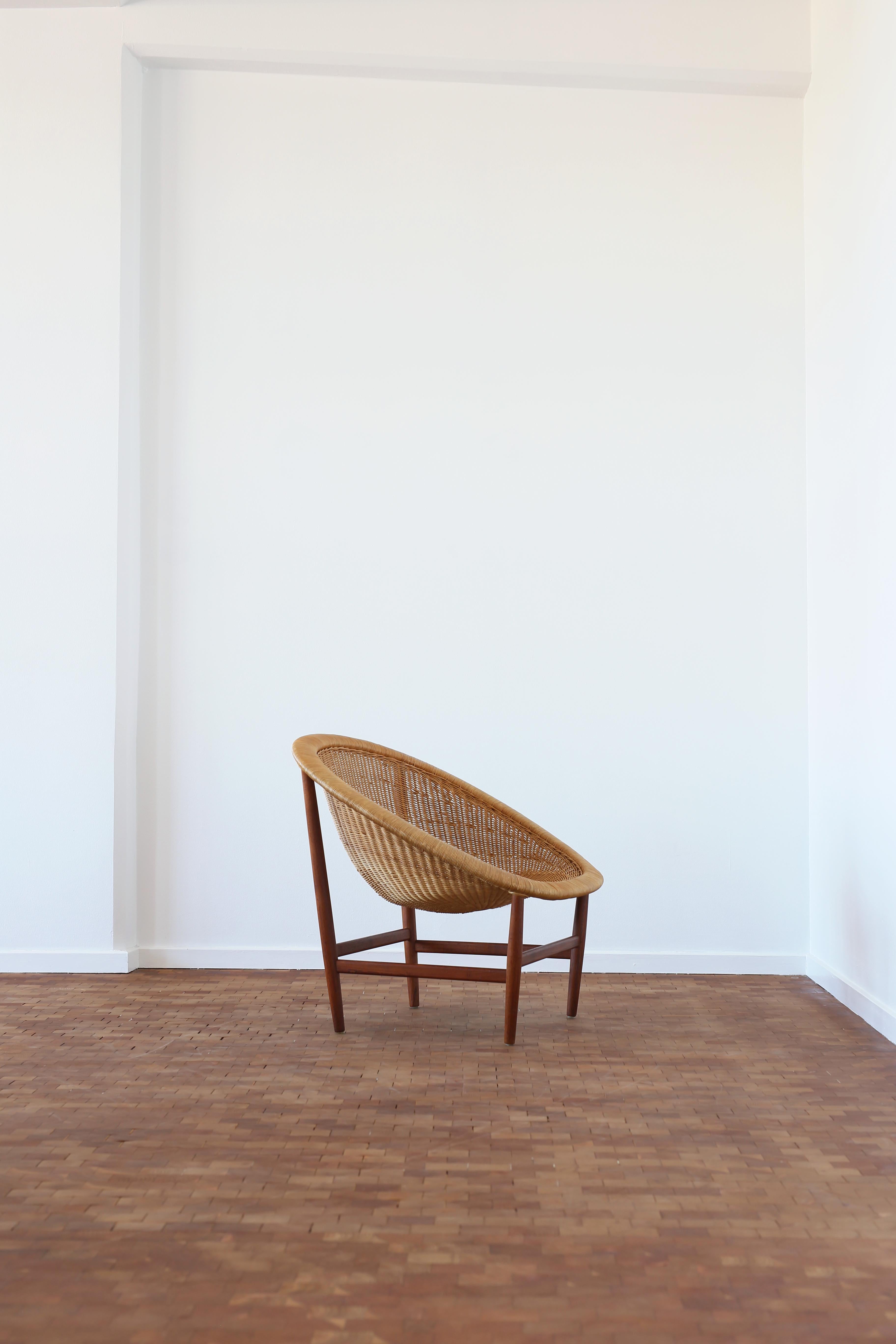 Erstausgabe Nanna Ditzel 'Basket' Sessel mit Gestell aus Teakholz, gepolstert mit Rattan.  Entworfen von Nanna Ditzel für Ludvig Pontoppidan, Dänemark, 1950er Jahre, mit Herstellerzeichen. 

Sehr guter Originalzustand. 