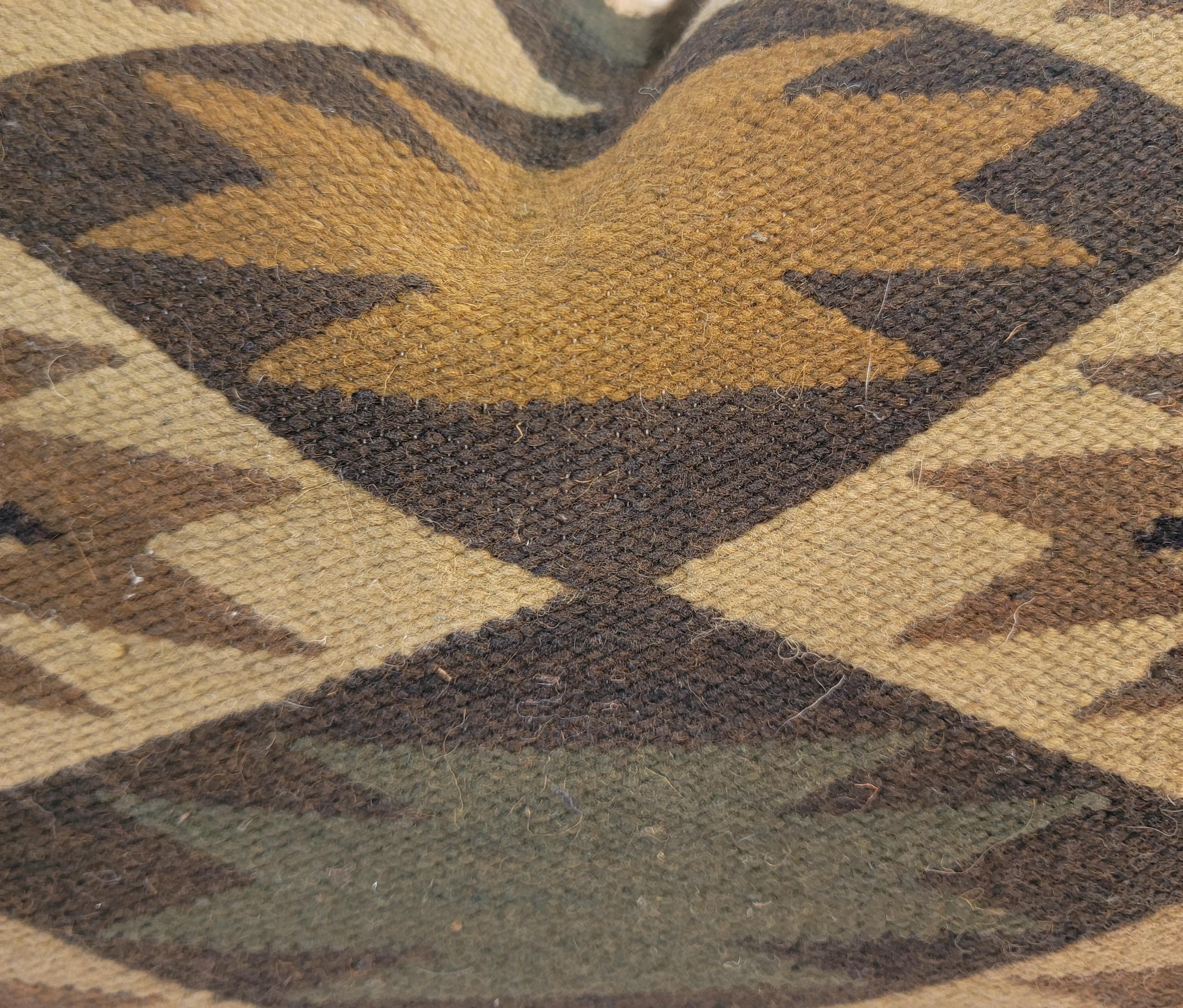 20e siècle Tissage Navajo précoce, coussins de traversin avec dos de lin tan, garnis de duvet et de plumes, vendus par paire.