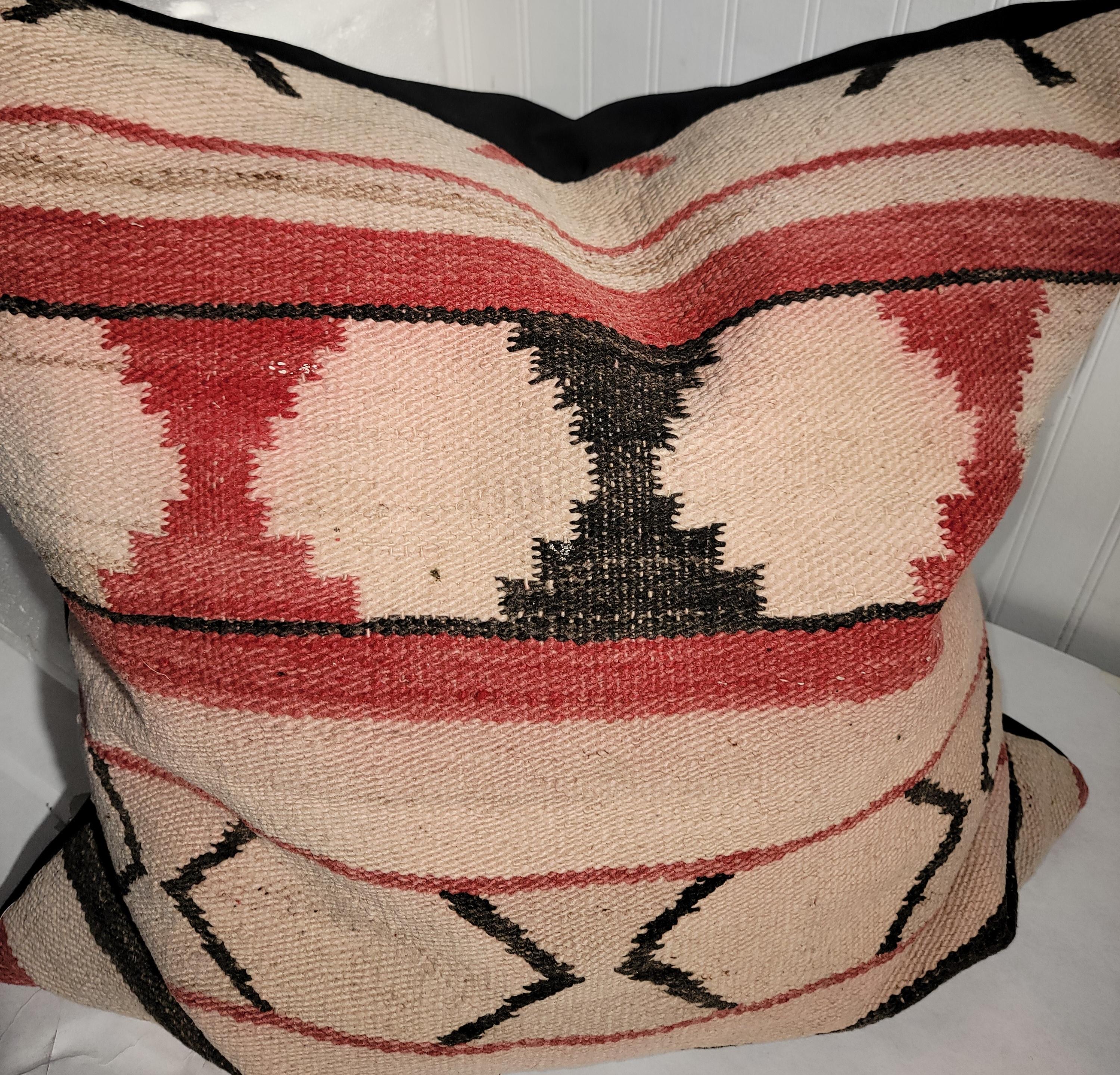 Cuscino a tessitura geometrica Navajo con supporto in lino. L'inserto è in piuma e piumino. Le tinture fatte a mano hanno una meravigliosa sfumatura baciata dal sole. È un cuscino davvero fantastico che non si fa notare in nessun ambiente. 