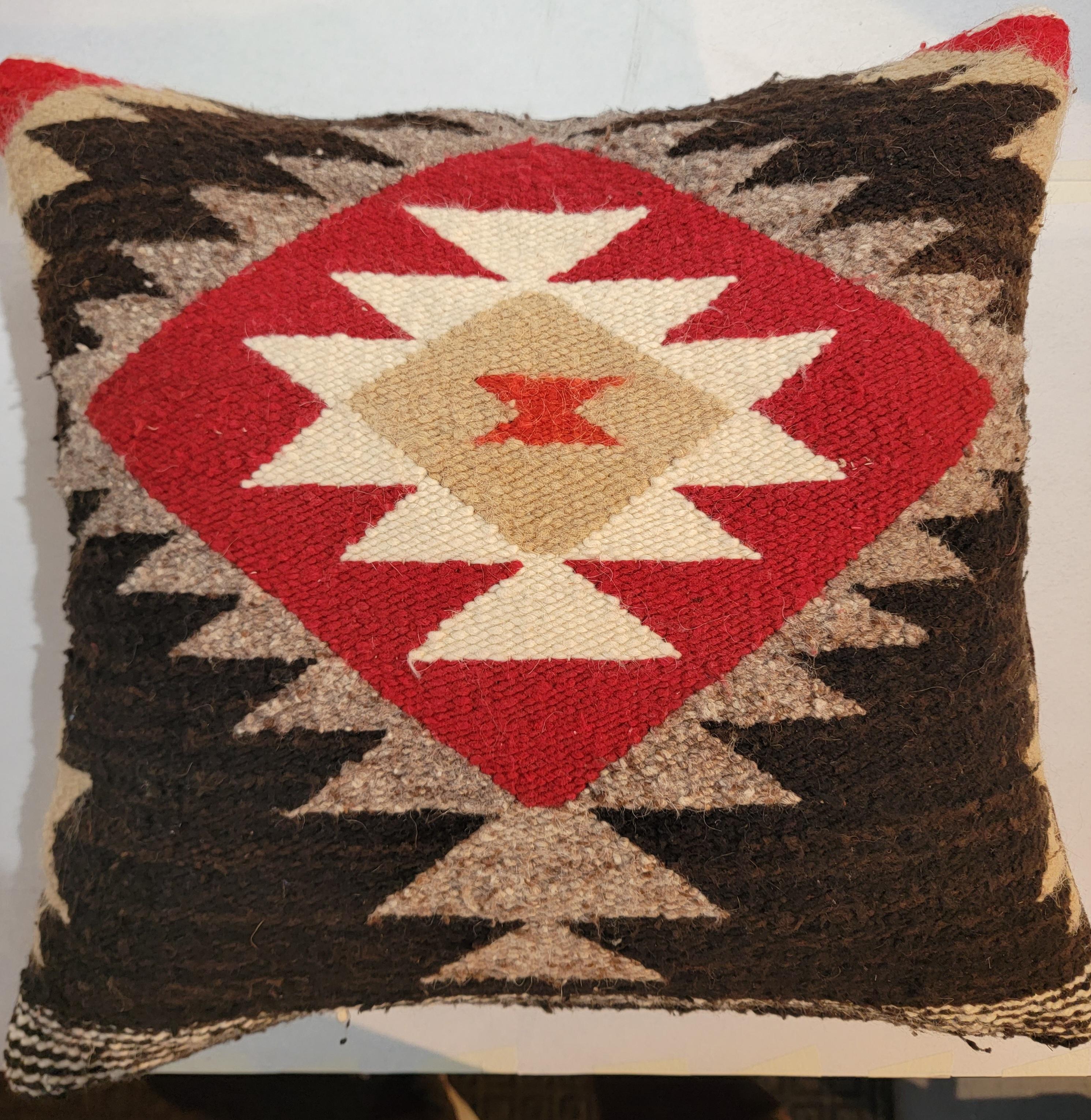 Questi cuscini di tessitura indiana Navajo sono in condizioni incontaminate. I due cuscini provengono da una tessitura indiana - cuscini per coperte da sella - e hanno il retro in mohair in ottime condizioni.