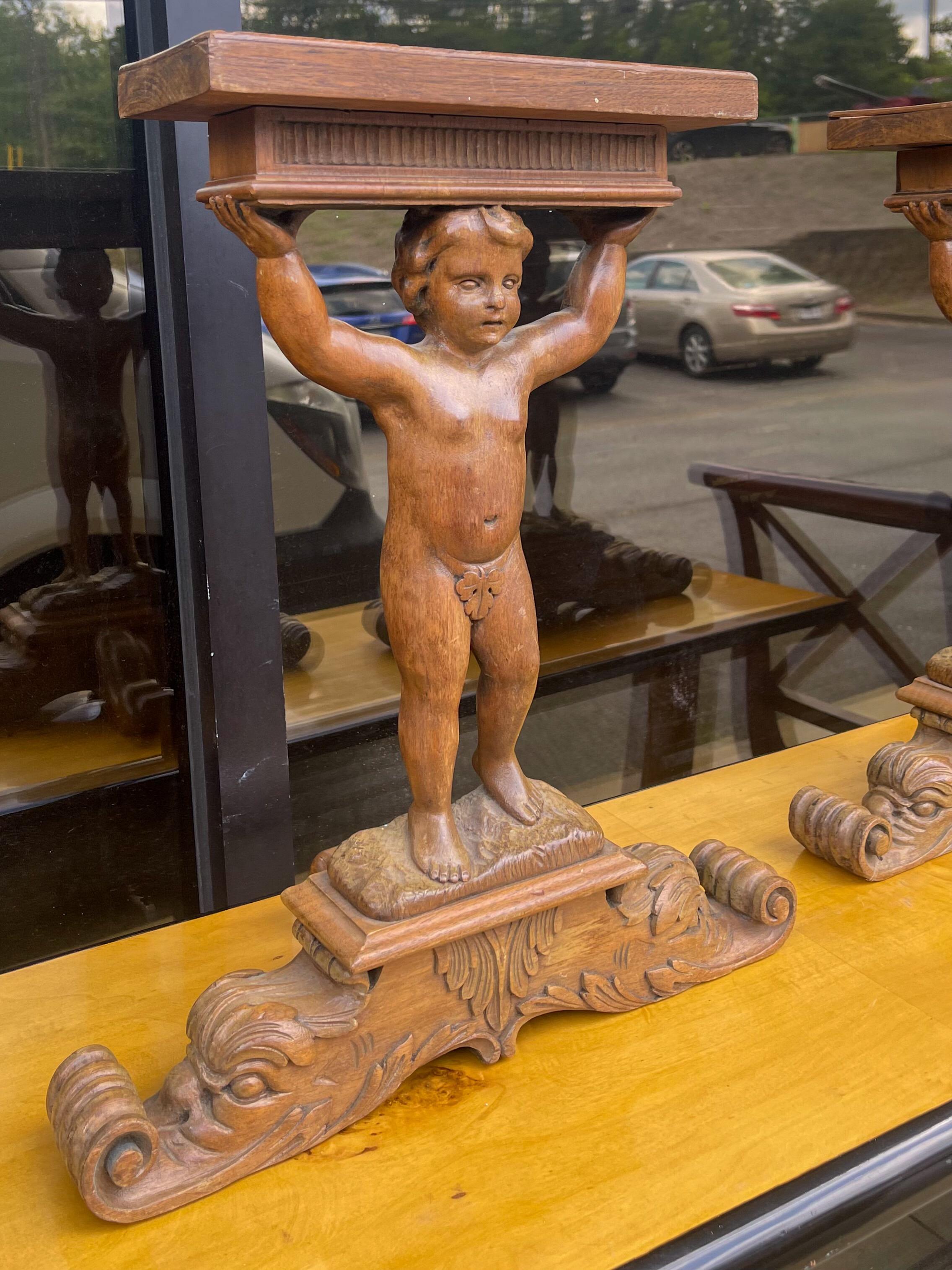 Paire de tables à boissons Putti italiennes en bois fruitier sculpté, style néo-classique précoce Bon état - En vente à Kennesaw, GA